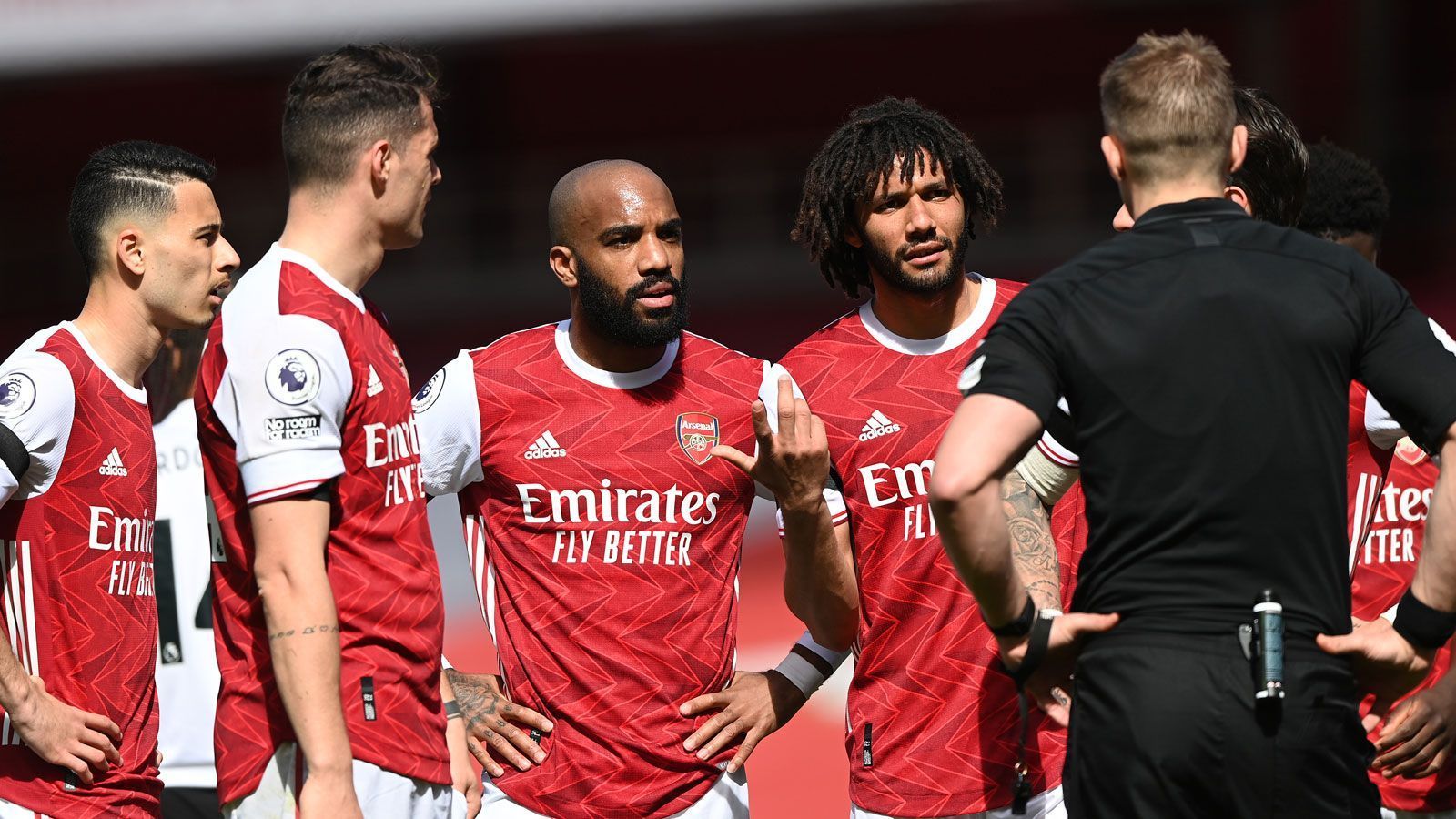 
                <strong>FC Arsenal</strong><br>
                Außerdem hätten wir den großen Spurs-Erzrivalen in der Verlosung. Der FC Arsenal schied gerade im Halbfinale der Europa League aus und steuert auf die erste Saison ohne internationalen Fußball seit 1995/1996 zu - damals war Helmut Kohl Bundeskanzler und Arsene Wenger trainierte Nagoya Grampus Eight in Japan. Trotz dieses sich anbahnenden Fiaskos wollen die "Gunners" laut "Daily Mail" an Mikel Arteta festhalten, doch der Druck auf den Spanier nimmt verständlicherweise zu. Flick könnte her wohl nur warten, wie der Start in die kommende Spielzeit ausfällt, um im Fall der Fälle parat zu stehen. Allerdings hätte er dann sehr wahrscheinlich keinen Einfluss mehr auf die Kaderzusammenstellung. Ohnehin wirkt das Arsenal-Team wie eine Ansammlung von satten Stars und trickreichen Talenten, die noch großen Schwankungen unterliegen. Ganz ehrlich: Da zuckt das ran-Orakel nur unbeeindruckt mit den Schultern - hier wäre jedes weitere Wort verschwendet.
              