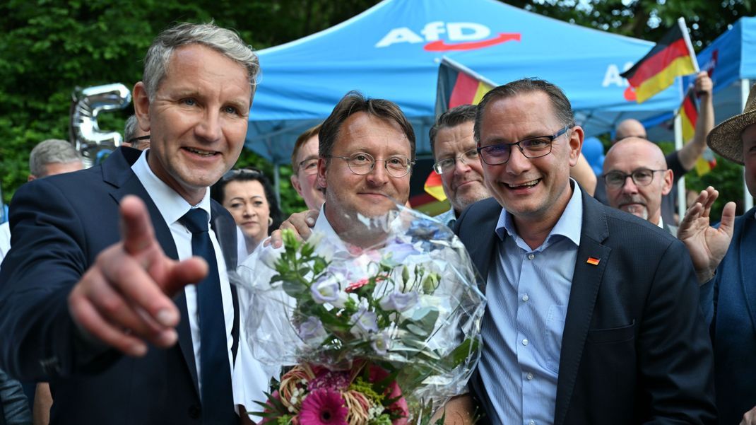 Björn Höcke (l), Vorsitzender der AfD Thüringen und Tino Chrupalla, AfD-Bundesvorsitzender (r) gratulieren dem Wahlsieger des Thüringer Kreis Sonneberg, Robert Sesselmann (AfD, M).