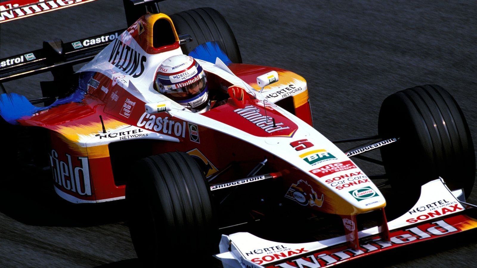 
                <strong>F1-Comeback wird zur Farce</strong><br>
                Die Rückkehr in die Formel 1 im Jahr 1999 wird zur Farce, Zanardi heuert zwar für drei Jahre bei Williams an, auch, weil er, wie er selbst sagte, noch eine Rechnung zu begleichen hatte. Die ging aber nicht auf, er bleibt als Teamkollege von Ralf Schumacher ohne Punkte und zieht sich sowohl aus der Formel 1 als auch vorübergehend aus dem Motorsport zurück. 41 Formel-1-Rennen hat er insgesamt absolviert, zu Buche steht ein einziger WM-Punkt.
              