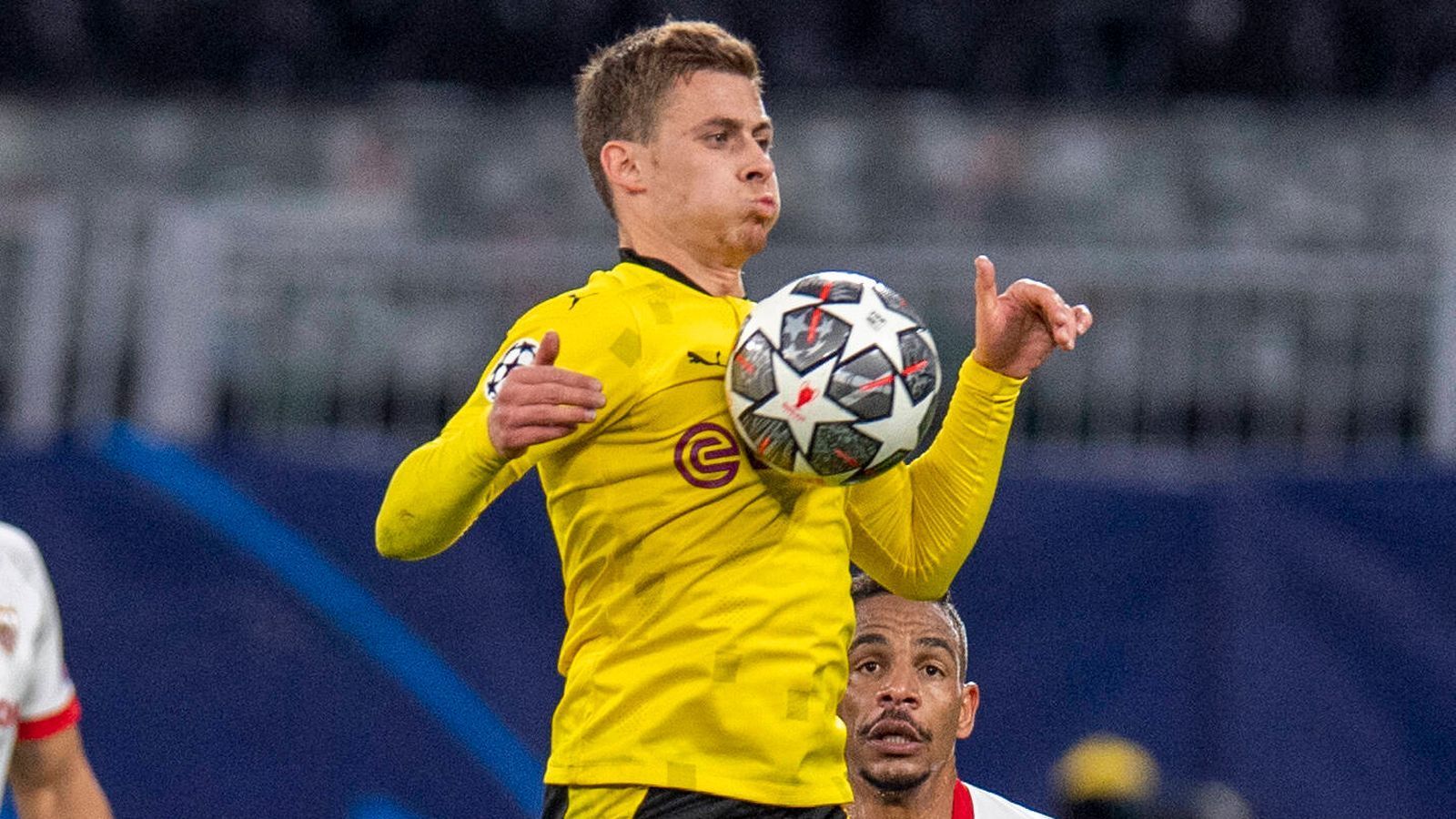 
                <strong>Thorgan Hazard</strong><br>
                Dem Offensivspieler ist in der ersten Halbzeit anzusehen, dass ihm das Spiel gegen den Ball nicht liegt. Er kommt nicht in die Zweikämpfe, findet im Spiel nach vorne nicht statt. Zu Beginn der zweiten Halbzeit ist er auffälliger, vergibt direkt nach Wiederanpfiff eine gute Schussgelegenheit. Nach 67 Minuten erfolgt die Auswechslung. ran-Note: 4
              