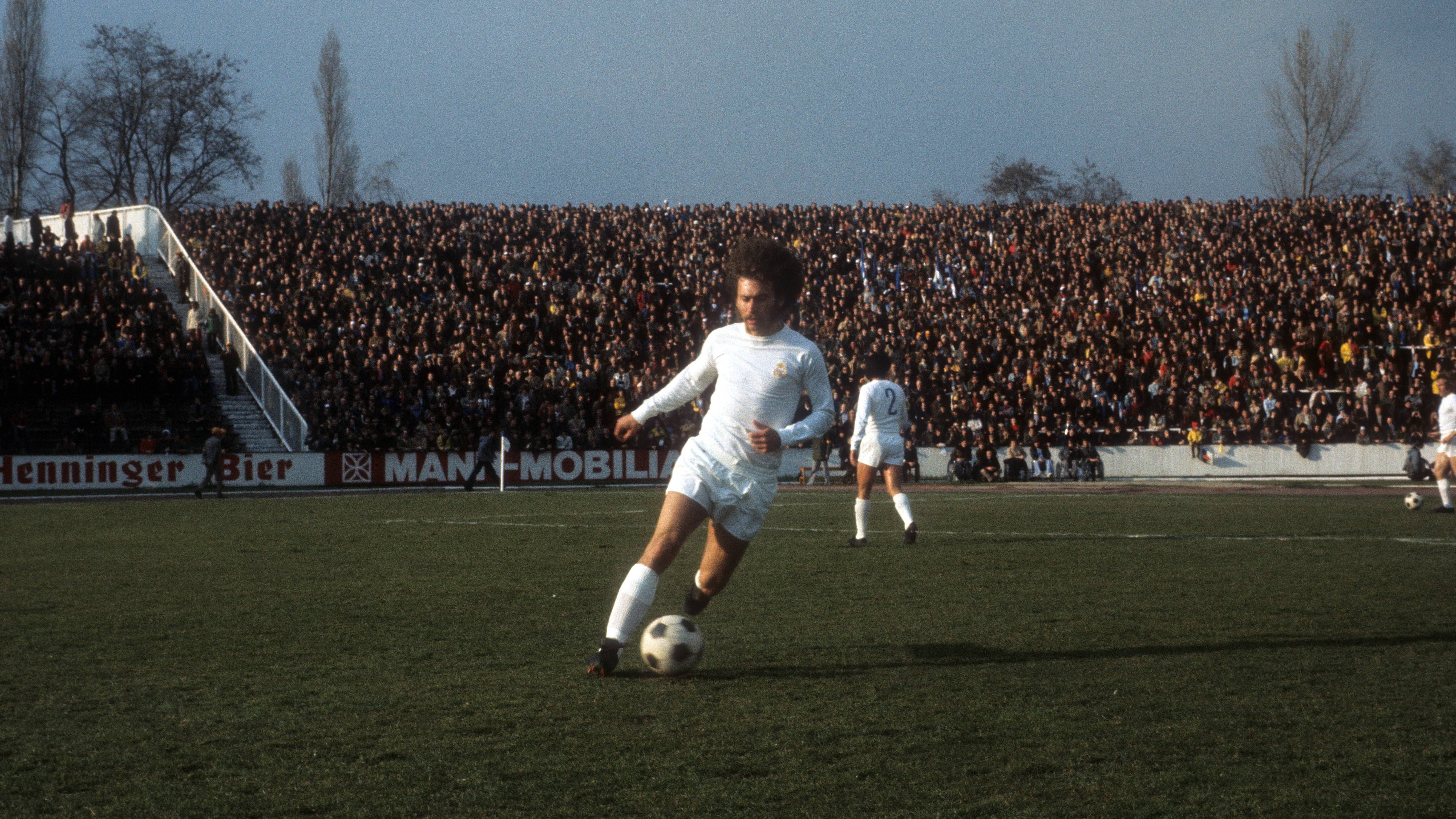 <strong>Breitner königlich<br></strong>Paul Breitner wechselte damals zu Real Madrid. Mit den Königlichen wurde er 1975 Meister und Pokalsieger, 1976 holte er dann wiederum die spanische Meisterschaft. Weniger erfolgreich war sein damaliger Ausflug in das Filmgeschäft in dem Western "Potato Fritz", der 1976 erschien.