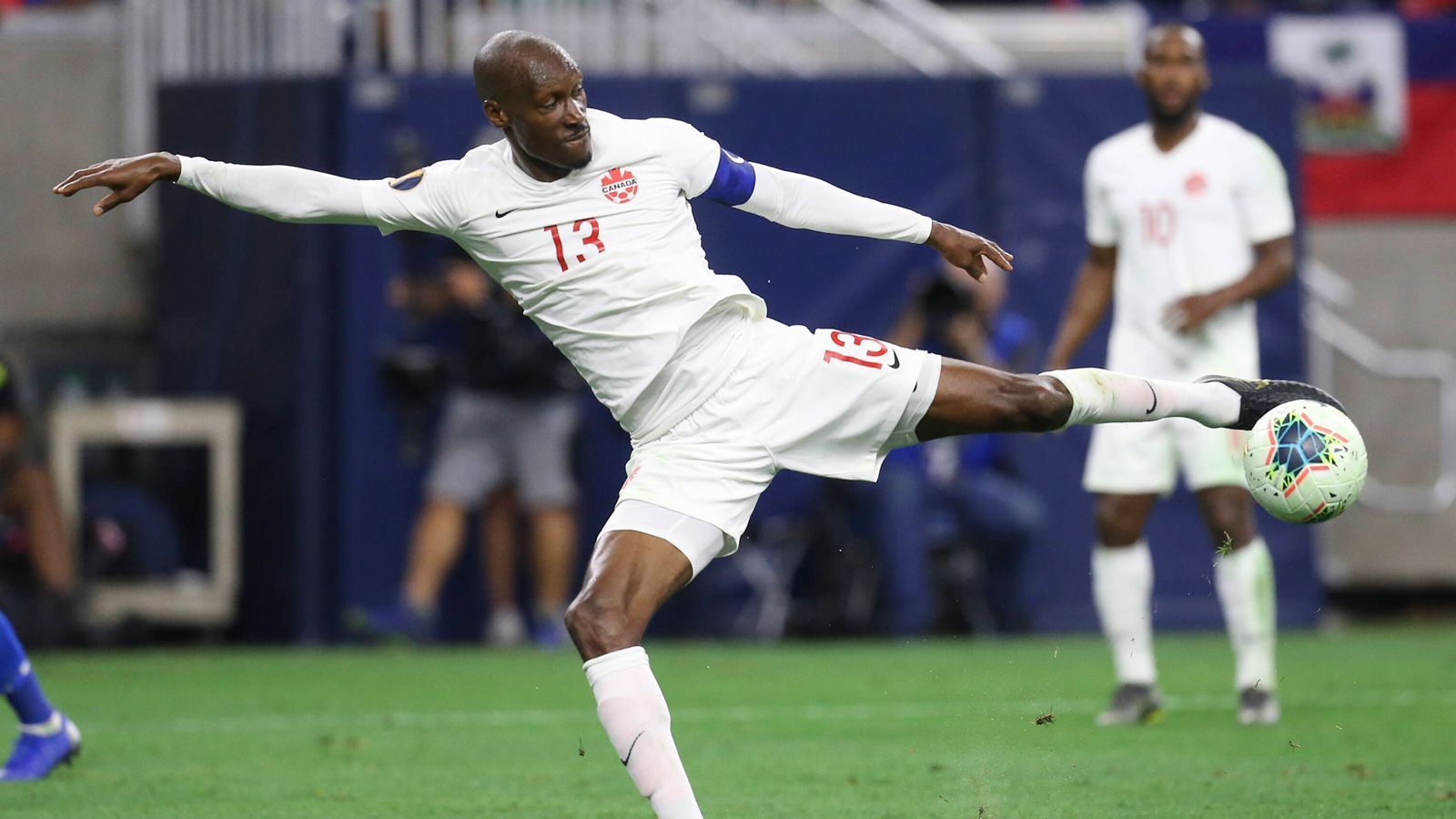 
                <strong>Kanada: Atiba Hutchinson - Gruppe F</strong><br>
                &#x2022; Aktueller Verein: Besiktas Istanbul <br>&#x2022; Länderspiele: 97<br>&#x2022; Vorgänger bei der WM 2018: keine WM-Teilnahme<br>
              