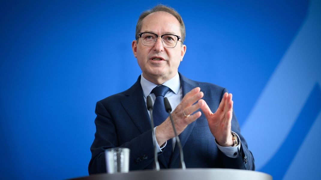 Innenminister Dobrindt will mit dem Gesetzentwurf die Sog-Faktoren für Migranten reduzieren.