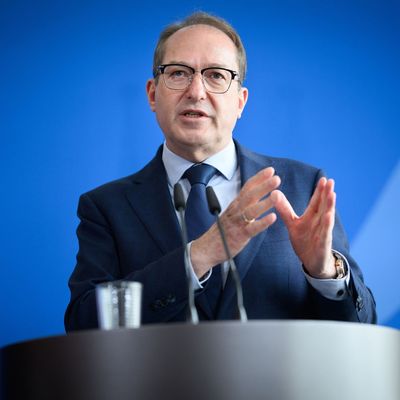 Dobrindt bringt Migrationsgesetze ins Kabinett