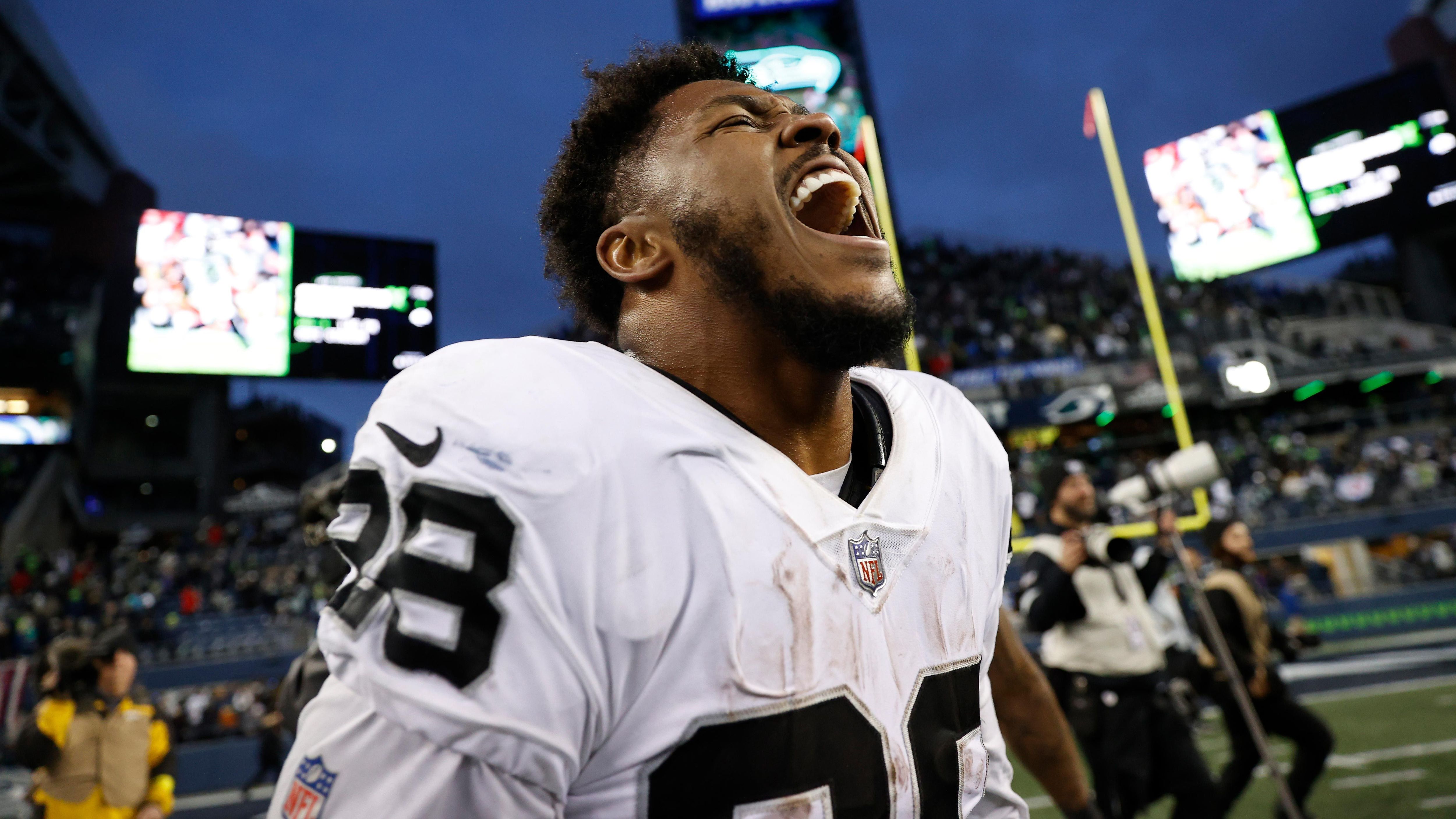 
                <strong>Week 12: Josh Jacobs (Las Vegas Raiders)</strong><br>
                Mit einem unglaublichen 86-Yard-Touchdown-Run sicherte Josh Jacobs den Las Vegas Raiders den späten Sieg in der Overtime gegen die Seattle Seahawks. Für Jacobs war es das i-Tüpfelchen eines rundum gelungenen Abends für die Geschichtsbücher. Denn laut "NFL Research" ist Jacobs damit der erste Spieler seit der detaillierten Datenerfassung mit mindestens 225 Rushing Yards und mindestens 70 Receiving Yards. Beim Raiders-Running-Back waren es 229 erlaufene Yards und 74 empfangene Yards - ein Traum für jeden, der den 24-Jährigen in seinem Fantasy-Football-Team hat.
              