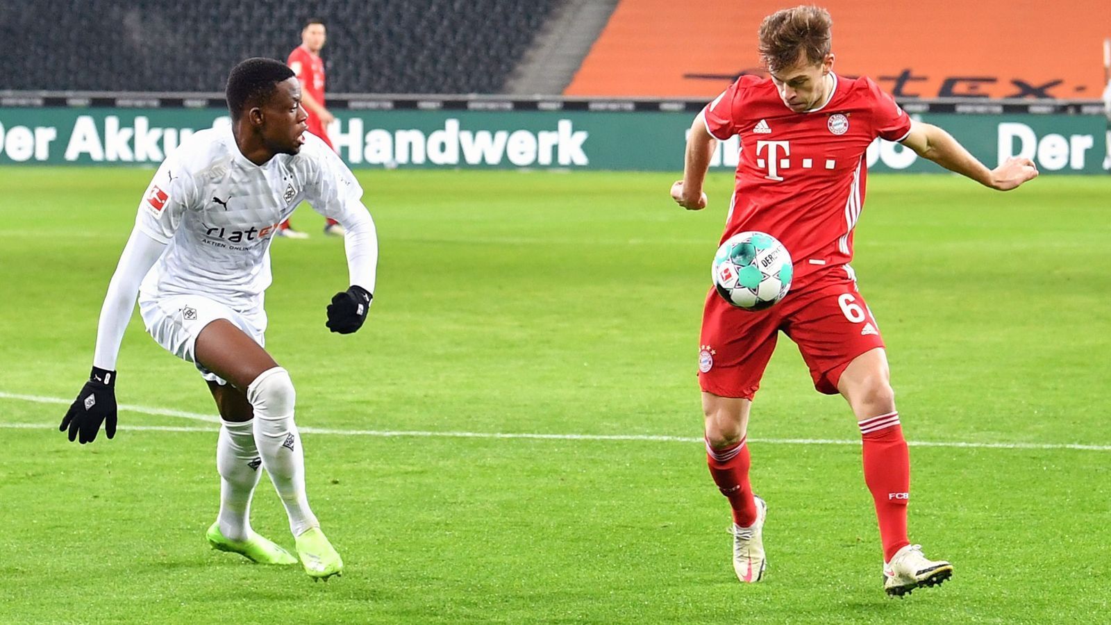 
                <strong>Joshua Kimmich</strong><br>
                Übernimmt die Defensivarbeit auf der Doppel-Sechs und schlägt immer wieder gefährliche Bälle auf die Angreifer des FC Bayern. Wird von den Gladbachern einige Male hart angegangen und leistet sich dabei auch vereinzelte Ballverluste. Agiert in der zweiten Hälfte unauffälliger, engagiert sich nach einer Stunde aber verstärkt in der Offensive. Seine Ecken sorgen in der Schlussphase für Gefahr, bringen letztlich aber nicht den erhofften Erfolg. ran-Note: 3
              
