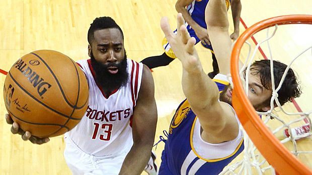 
                <strong>James Harden (Houston Rockets) - 92</strong><br>
                James Harden (Houston Rockets) - 92. "The Beard" agiert in Oklahoma City im Schatten von Durant und vor allem Westbrook. Der Trade zu den Rockets vor drei Jahren gibt dem Olympiasieger 2012 einen richtigen Schub. Seither findet kein All Star Game mehr ohne Harden statt. In diesem Jahr wählt ihn die Spielergewerkschaft zu ihrem MVP.
              