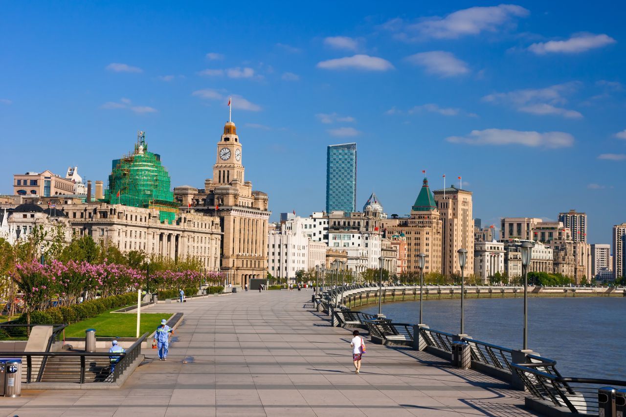 Gegenüber dem Wolkenkrater-Ensemble, auf der anderen Seite des Huangpu-Flusses, verläuft der "Bund". Die Uferpromenade wird von zahlreichen Kolonial-Bauten gesäumt, in denen unter anderem Hotels, Banken und Unternehmen untergebracht sind. Im Gebäude mit der Hausnummer 18 lohnt es sich, einen Tisch zu reservieren: Das Restaurant "Hakkasan" ist berühmt für seine moderne chinesische Küche - und seine Dim Sum (gefüllte Teigtasche