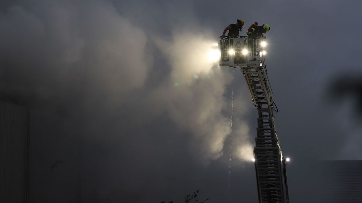 Sperrmüll brennt in großer Halle - Feuer nicht unter Kontrolle
