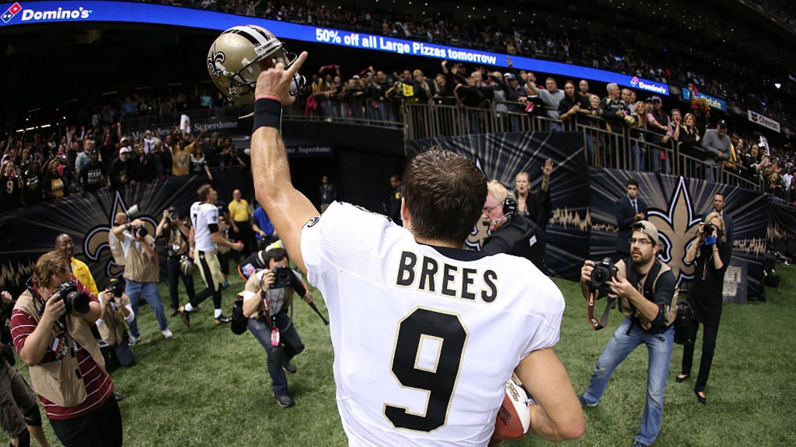 
                <strong>NFL-Rekord: Meiste aufeinanderfolgende Spiele mit einem Touchdown-Pass</strong><br>
                Zwar gehört der Touchdown-Pass-Rekord Tom Brady, was jedoch aufeinanderfolgende Spiele mit Touchdown-Pässen angeht, hat Drew Brees wieder leicht die Nase vor dem Tampa Bay Buccaneers-Quarterback. Satte 54 Regular Season-Spiele in Serie gelang Brees mindestens ein angekommener Pass in der Endzone - da kommt kein anderer Quarterback ran.
              