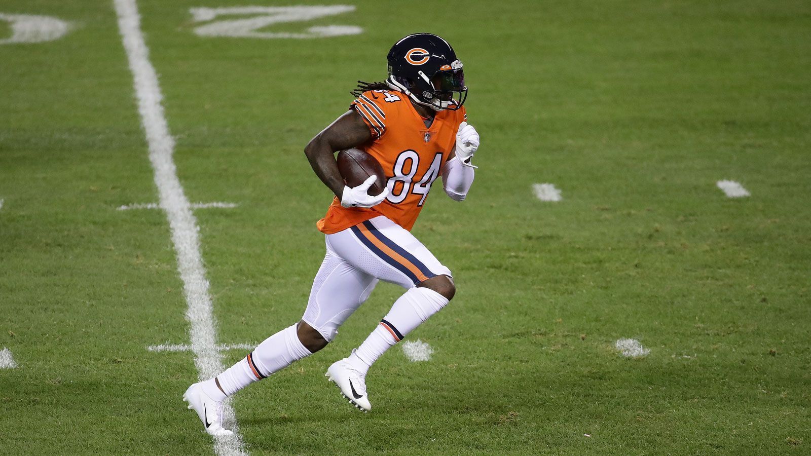 
                <strong>Week 10: Patterson stellt Kickoff-Return-Touchdown-Rekord ein</strong><br>
                Was für eine Szene der Chicago Bears beim Spiel gegen die Minnesota Vikings! Cordarrelle Patterson bringt das "Ei" nach einem Kickoff über 104 Yards zurück in die Endzone der Vikings - es ist der bereits achte Kickoff-Return-Touchdown in seiner Karriere. Damit stellt der Wide Receiver und Return Specialist die Rekorde von Josh Cribbs und Leon Washington ein (ebenfalls acht). Für den Sieg hat es dennoch nicht gereicht. Die Vikings gewannen das Spiel mit 19:13. 
              