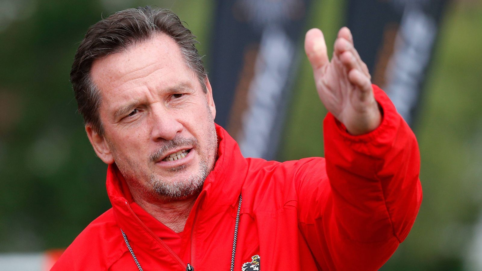 
                <strong>Österreich: Der Trainer</strong><br>
                Werner Gregoritsch ist der Vater vom FC Augsburg – Stürmer Michael Gregoritsch und trainiert die österreichische U 21-Nationalmannschaft seit dem Jahre 2012. Der 61-Jährige war zuvor in Österreich für den Grazer AK, SV Mattersburg, LASK und SV Kapfenberg verantwortlich. Besonders in Kapfenberg war er erfolgreich und führte den Verein im Jahre 2008 erstmals seit 41 Jahren wieder in die Bundesliga. Zur Belohnung wurde Gregoritsch zum Ehrenritter von Oberkapfenberg geschlagen. Nun darf er sich selber "Werner, edler Meister des runden Leders" nennen.
              