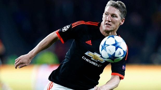
                <strong>Bastian Schweinsteiger</strong><br>
                Schweinsteiger besetzte in seiner frühen Profikarriere vor allem das linke Mittelfeld. Louis van Gaal sah das Potenzial des Münchners jedoch eher im zentralen Mittelfeld. Ab dem Positionswechsel in der Saison 2009/2010 entwickelte sich der Nationalspieler zu einem der besten zentralen Mittelfeldspieler der Welt.
              