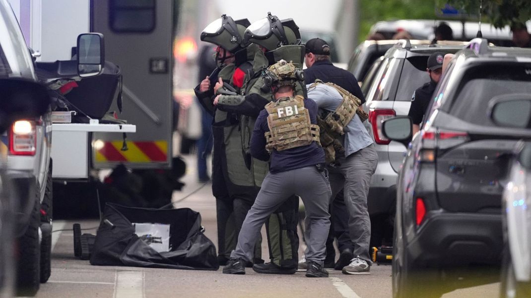 Bei dem schweren Angriff auf eine Gruppe von Demonstranten in Colorado wurden mindestens acht Personen verletzt.