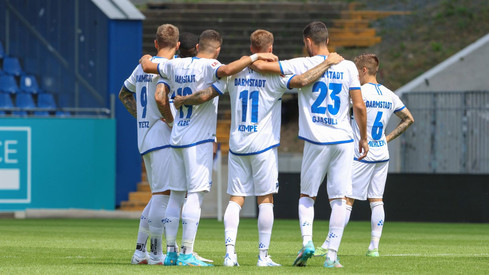 
                <strong>SV Darmstadt 98</strong><br>
                Der SV Darmstadt 98 war die Überraschungsmannschaft der vergangenen Saison und spielte bis zum letzten Spieltag um den Aufstieg mit. Die Ausleihe von Stürmer Luca Pfeiffer, der mit 17 Treffern der beste Torjäger war, ist beendet - er kehrte zum FC Midtjylland zurück. Flügelspieler Tim Skarke (Union Berlin) wird der Mannschaft ebenfalls fehlen. Ansonsten wurde der Kern zusammengehalten. Leihweise kam der norwegische Linksaußen Magnus Warming vom FC Turin sowie der defensive Mittelfeldspieler Yassin Ben Balla, den Trainer Torsten Lieberknecht noch vom MSV Duisburg kennt. Lieberknecht sieht Darmstadt keineswegs in der Favoritenrolle, weil eine Saison wie die letzte nur schwer zu wiederholen ist. ran-Prognose: 8     
              