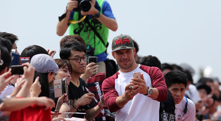 
                <strong>Big in Japan! Lukas Podolski bei Kobe vorgestellt</strong><br>
                Podolski ließ sich von dem Massenandrang nicht stressen und erfüllte geduldig so gut wie jeden Fanwunsch. 
              