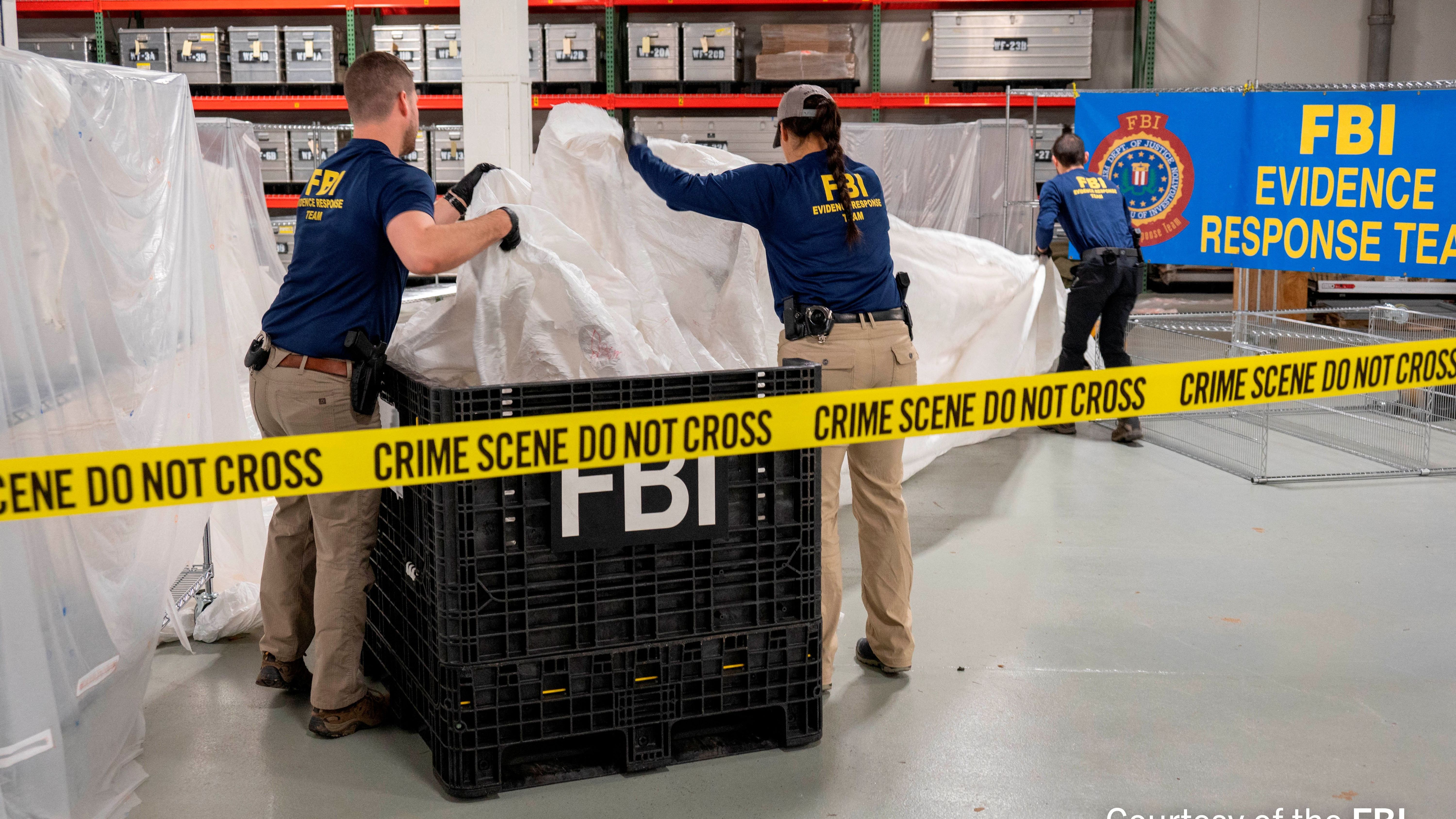 FBI-Mitarbeiter:innen bei der Bergung der Ballon-Teile.
