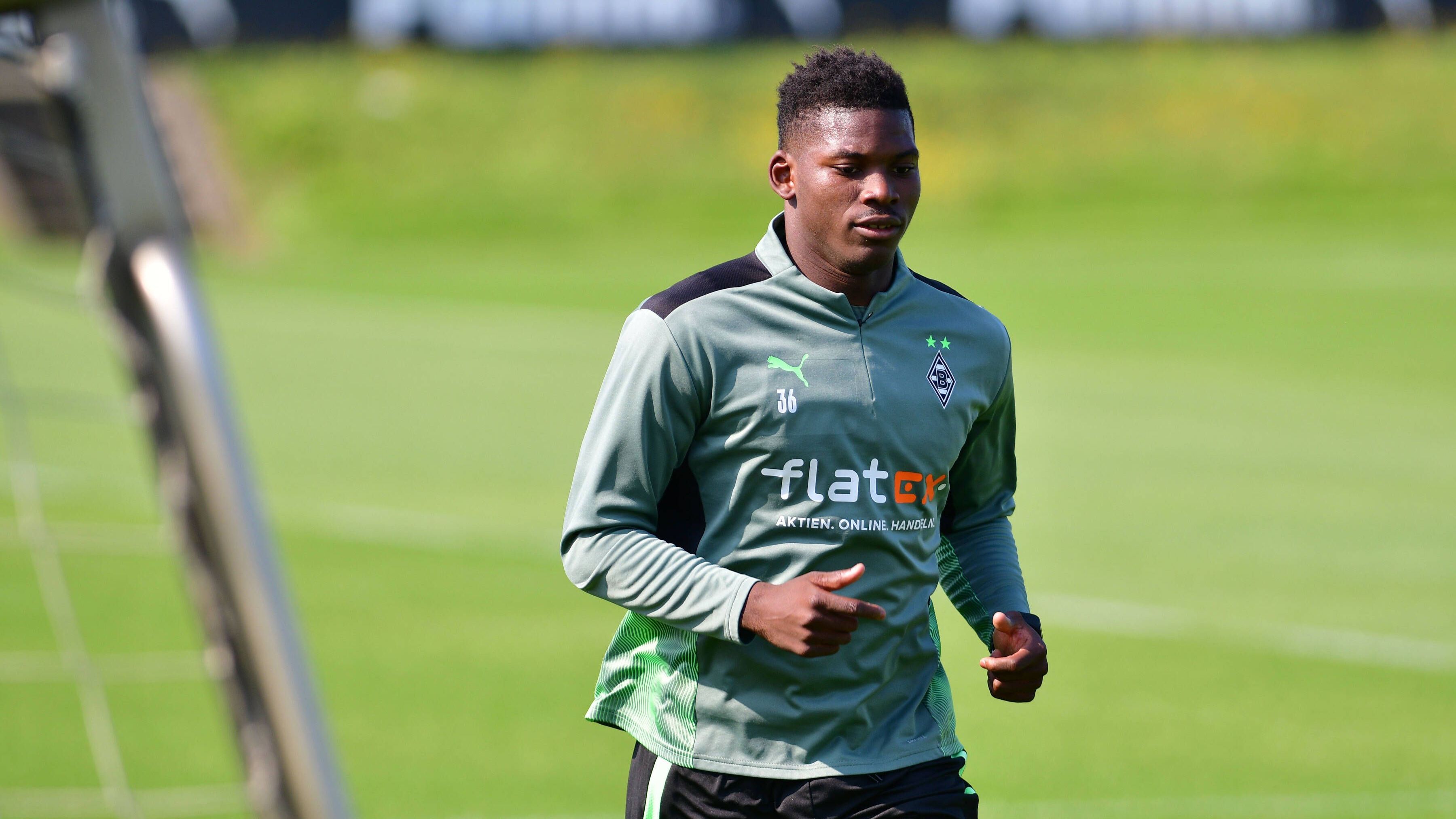 <strong>Flop-Transfer: Breel Embolo<br></strong>2019 wechselte der bullige Angreifer von Schalke 04 zu den Fohlen - mit großen Ambitionen. 106 Spiele absolvierte er für den Klub, erzielte dabei 25 Tore und gab 20 Vorlagen. Unangenehm wurde es abseits abseits des Platzes. So geriet er unter anderem wegen eines nächtlichen und vor der Polizei beendeten Ausflugs nach Essen unter das Brennglas.