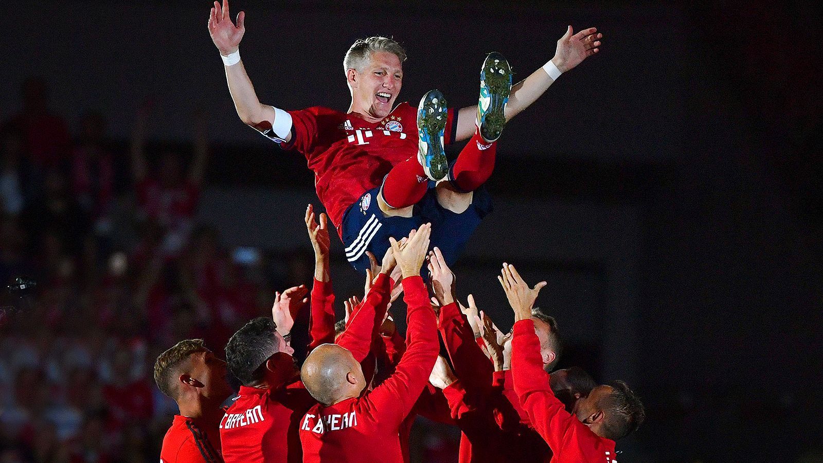 
                <strong>Defensives Mittelfeld: Bastian Schweinsteiger</strong><br>
                Wir verneigen uns vor einer unglaublichen Karriere. "Schweini" hat sich mit seiner robusten, kreativen und genialen Art des Fußballs zu einem Idol der ganzen Nation gemacht. Nach genau 500 Spielen für die Bayern ging es zu Manchester United und von dort in die USA. Er gehört in diese Liste, wie kaum ein anderer.
              