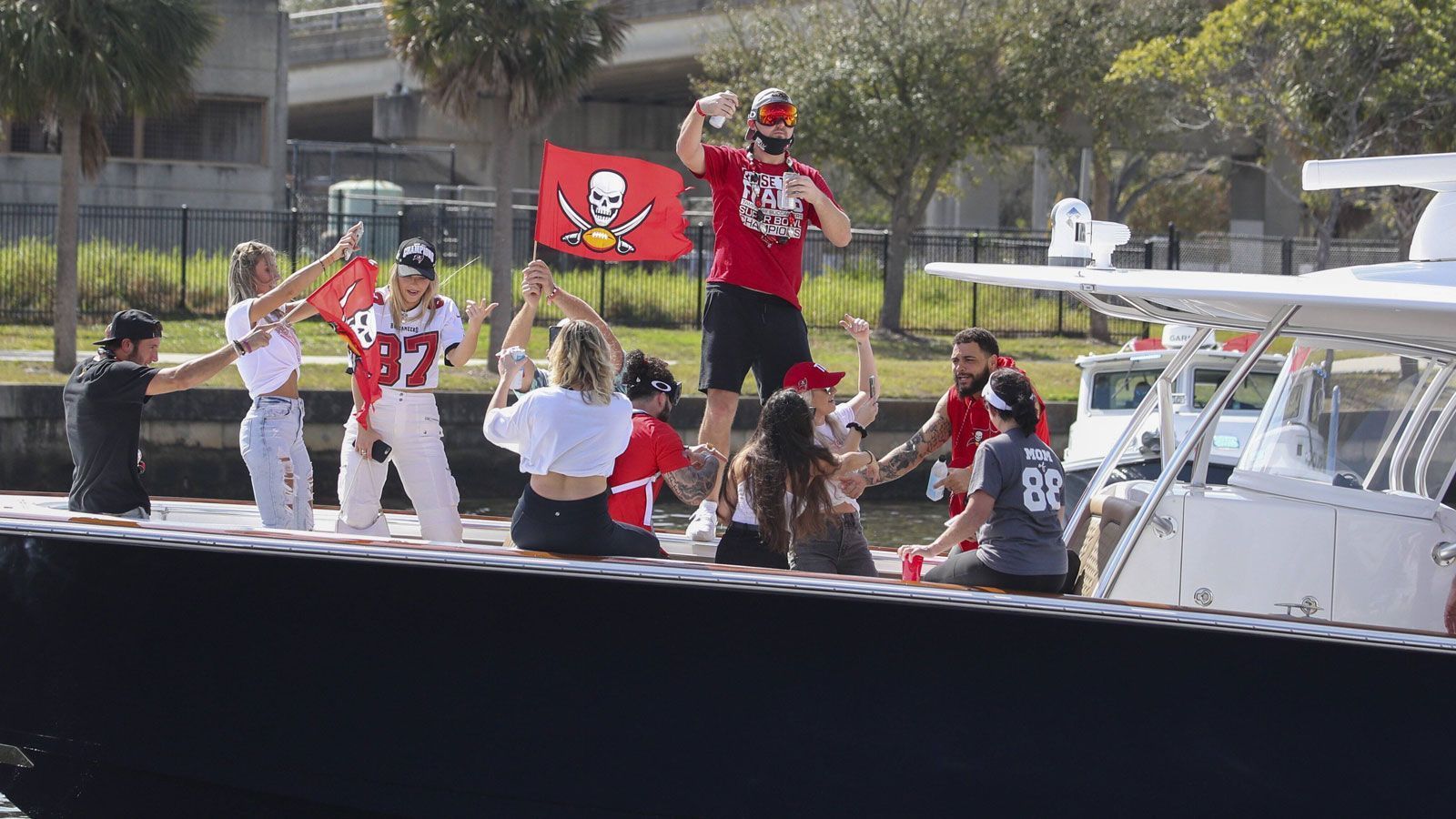 
                <strong>Die Bootsparade der Buccaneers nach dem Super-Bowl-Triumph</strong><br>
                Sogar die Partnerinnen schippern mit. Klar, sie haben ja auch ihren Anteil an der erfolgreichen Saison, schließlich müssen sie ihre Partner in der Pandemie zu Hause bei Laune halten.
              