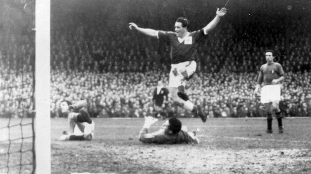 
                <strong>1958 Italien</strong><br>
                Italien - WM 1958: Italien gilt als großer Favorit, zumal die 1950er-Uruguay-Weltmeister Ghiggia und Schiaffino eingebürgert wurden. Niederlagen in Portugal und Nordirland besiegeln aber das Schicksal der Azzurri. Nordirland darf zur WM, die auch noch ohne Spanien um den legendären Alfredo Di Stefano stattfindet.
              