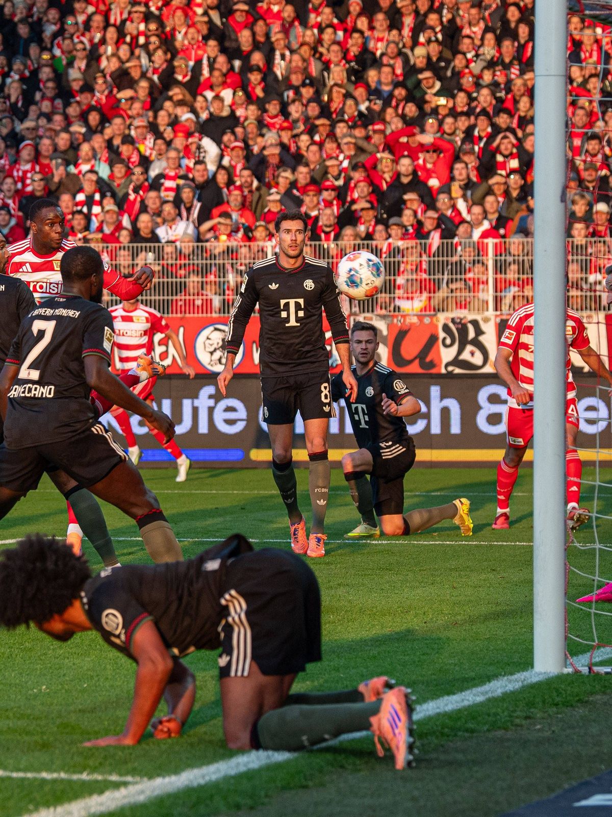 Fußball, Herren, Saison 2025 2026, 1. Bundesliga (10. Spieltag), 1. FC Union Berlin - FC Bayern München, Ilyas Ansah (1. FC Union Berlin) erzielt das vermeintliche Tor zum 1:0 gegen Jonathan Tah (B...