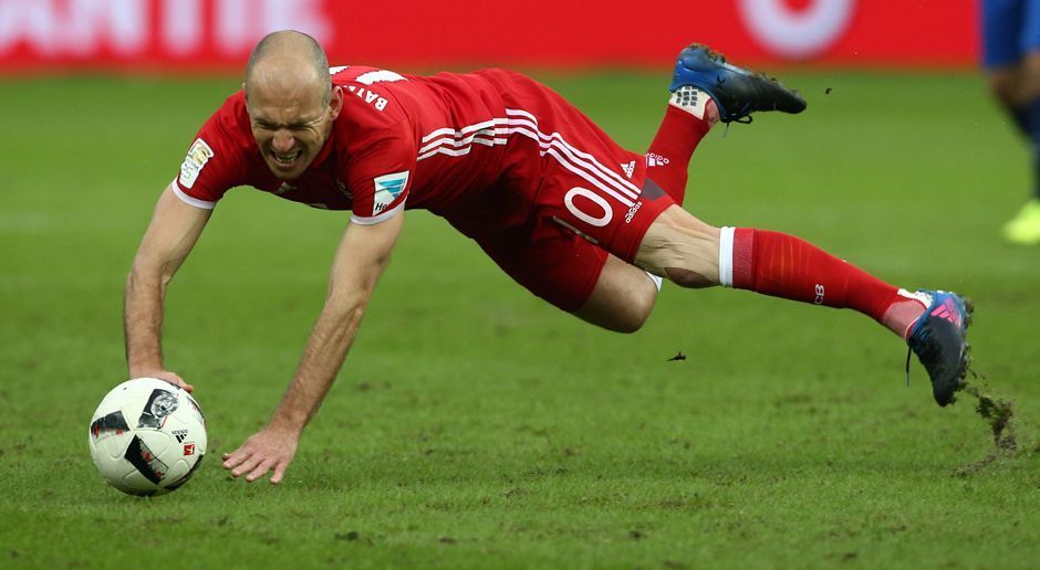 
                <strong>Arjen Robben</strong><br>
                Arjen Robben: Wenn in den ersten 30 Minuten für die Bayern etwas ging, dann über den rechten Flügel mit Robben. War auf seiner Seite wieder fleißig unterwegs, verstand sich wie schon in der Champions League am Mittwoch blind mit Lahm und doch konnte der Niederländer im Olympiastadion nicht für den Unterschied sorgen. ran-Note: 2,5
              