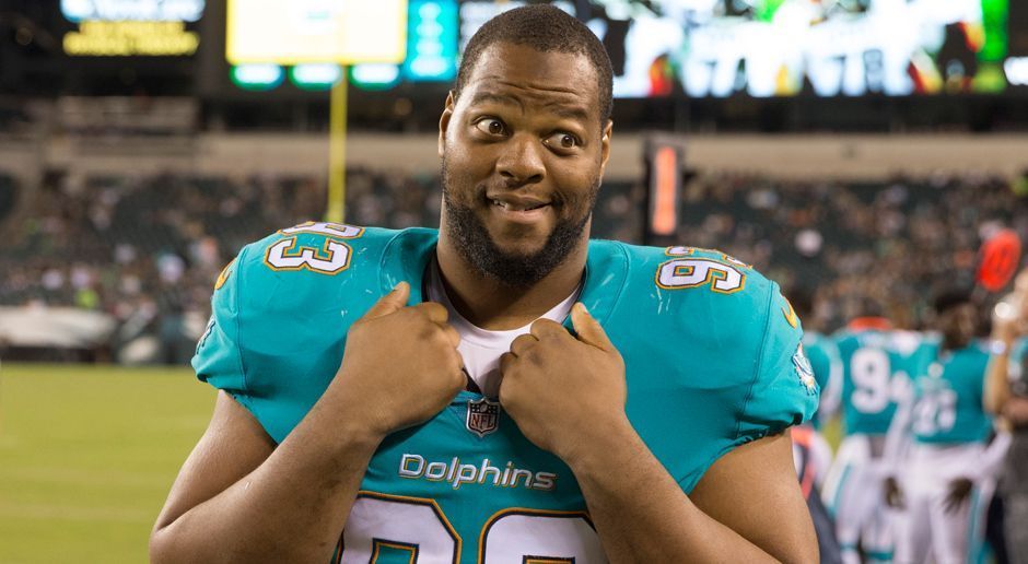 
                <strong>Defensive Tackle: Ndamukung Suh (Miami Dolphins)</strong><br>
                Neben Aaron Donald läuft in unserem Pro-Bowl-Team Ndamukung Suh auf. Der Defensive Tackle der Dolphins ist das Herz und die Seele von Miamis Defense. Bislang gelangen ihm vier Sacks, einer davon zuletzt gegen Tom Brady.
              