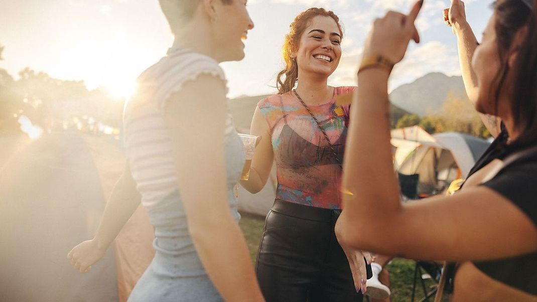 Flirten fühlt sich im Sommer doch viel leichter an, oder?