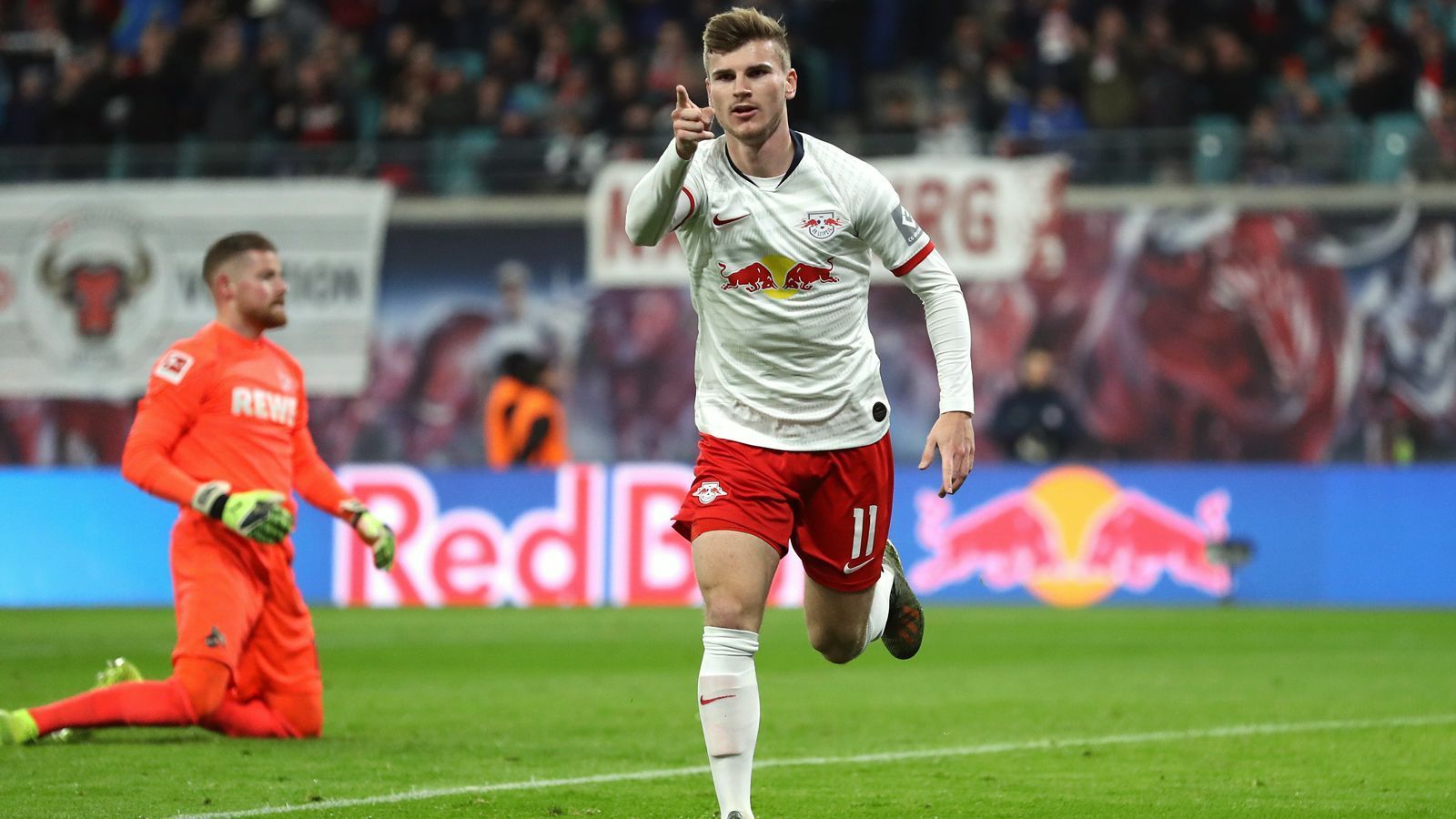 
                <strong>Timo Werner (RB Leipzig)</strong><br>
                Laut der englischen Zeitung "Sun" soll Chelseas Trainer Frank Lampard in Sachen Neuzugängen auch ein Auge auf einen weiteren Bundesliga-Star geworfen haben, konkret auf Leipzig-Stürmer Timo Werner. Der 23-Jährige verlängerte erst kürzlich bei den Sachsen bis 2023, soll aber in den Transfer-Planungen von Chelsea dennoch eine Rolle für Januar 2020 spielen. Zuletzt gab es aber auch Gerüchte aus Spanien, wonach der Nationalspieler bei Atletico Madrid als Transferziel Nummer 1 sein soll.
              