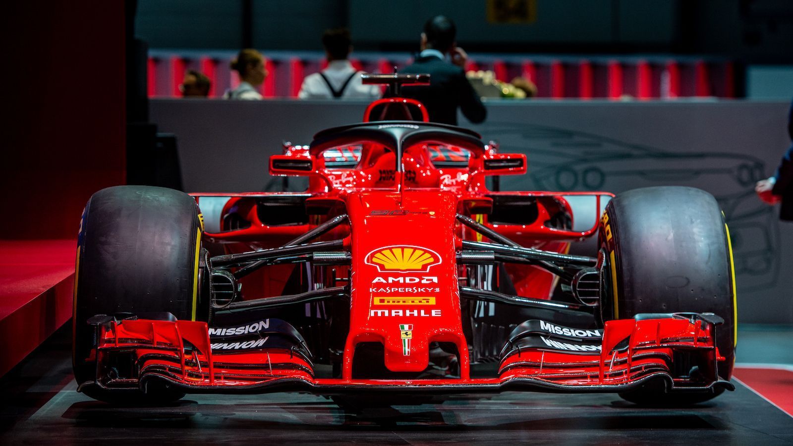 
                <strong>2019/2020: "Ferrari-Gate"</strong><br>
                Die FIA geht in der Affäre um einen Betrugsverdacht gegen das Ferrari-Team wegen eines offenbar illegalen Motors einen "Kuhhandel" mit der Scuderia ein. Die Nicht-Ferrari-Teams (alle außer Ferrari, Alfa Romeo und Haas) unterzeichnen ein gemeinsames Statement, indem der FIA stark intransparentes Verhalten vorgeworfen und mit rechtlichen Schritten gedroht wird. Mercedes-Sportchef Toto Wolff: "Das ist alles eine Riesensauerei."  Am 28. Februar 2020 verkündete der Weltverband , dass man eine entsprechende Untersuchung abgeschlossen habe. Ob Ferrari ein Betrug nachgewiesen werden konnte und Details zu einer etwaigen Strafe gab die FIA allerdings nicht bekannt. Gerüchten zufolge musste Ferrari in der Saison 2020 mit weniger Benzin fahren.  
              