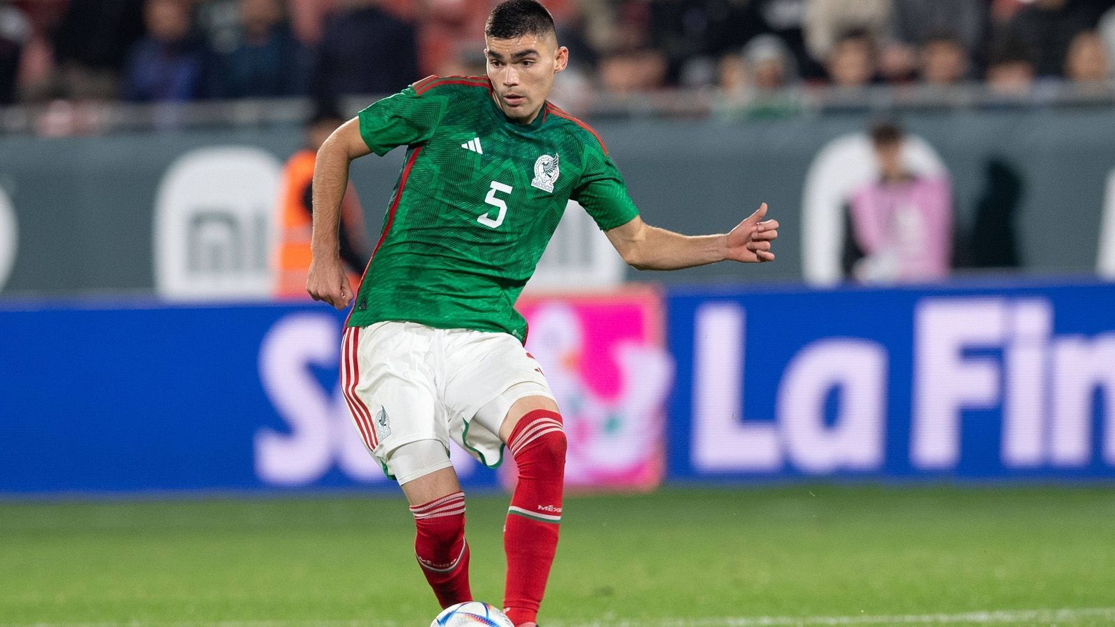 
                <strong>Platz 20: Mexiko</strong><br>
                Die Mexikaner stehen für Freude, für Temprament und für Sonne. All das findet sich im WM-Trikot leider nicht wieder. Das Outfit geht in der Masse der Teilnehmer etwas unter.
              