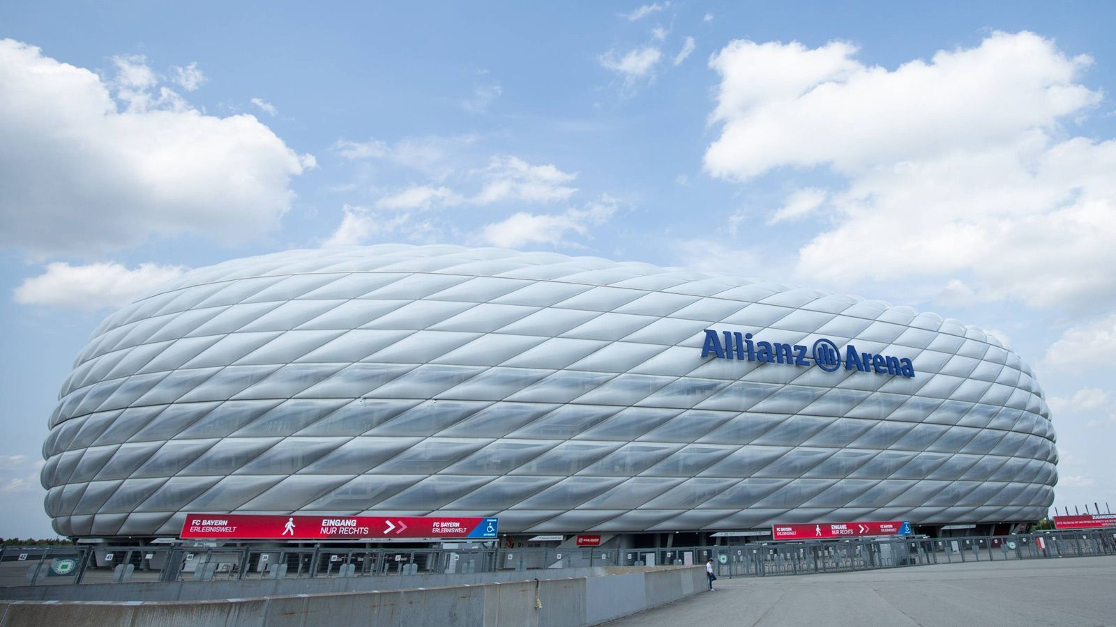 
                <strong>Allianz Arena</strong><br>
                Olympiastadion - so hieß im Jahr 2002 noch die Heimspielstätte des FC Bayern München. Denn auch die Allianz Arena gab es bei Bradys erstem Triumph noch nicht. Baubeginn der Arena war erst im Oktober 2002. Mehr als zweieinhalb Jahre später wurde die Allianz Arena in München Fröttmaning feierlich eröffnet. 
              
