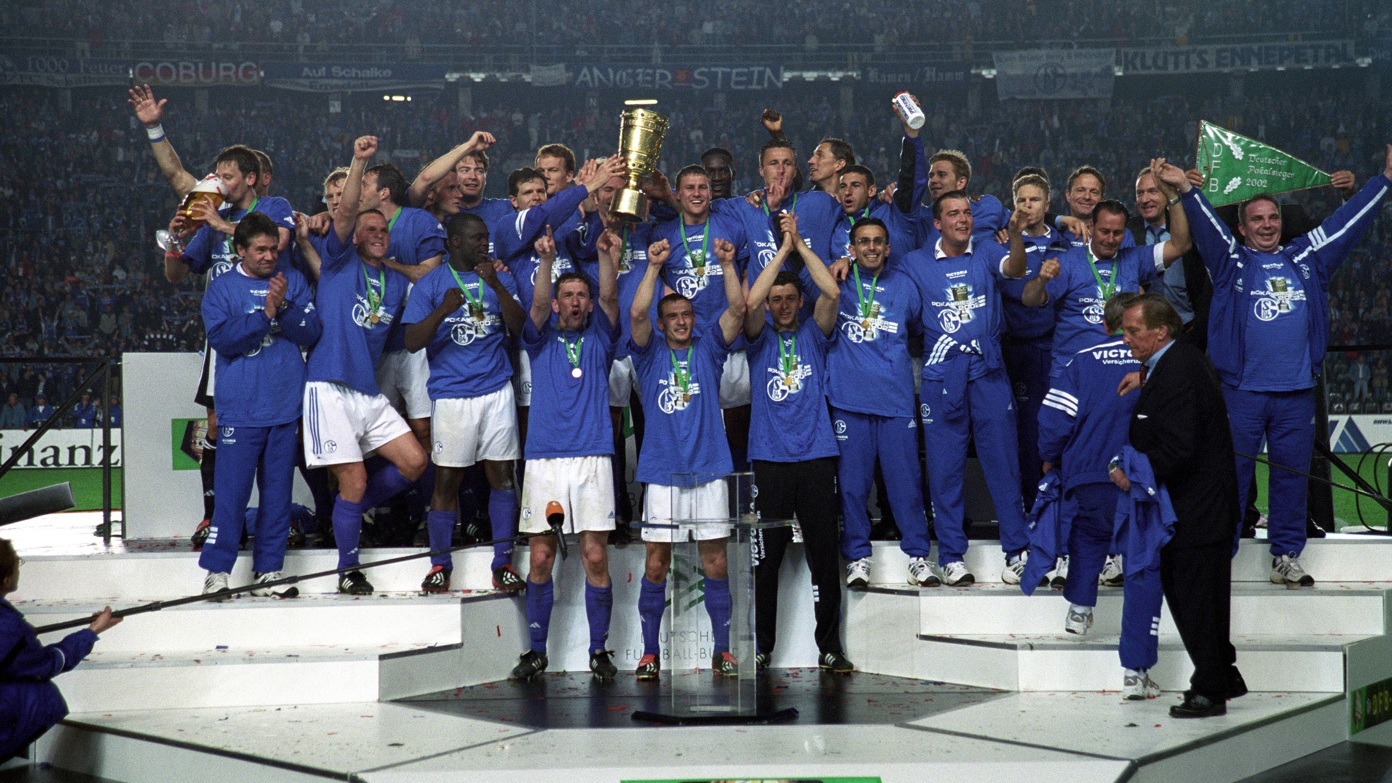 <strong>Platz 7 (geteilt): FC Schalke 04 (14 Siege)</strong><br>Der FC Schalke 04 gewann 2001 und 2002 jeweils den DFB-Pokal. Zwischen August 2000 und November 2002 gelangen dadurch 14 Siege, ehe die Erfolgsserie in einem Elfmeterschießen gegen den FC Bayern München endete.