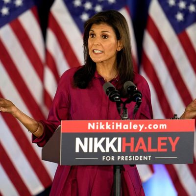 In Umfragen liegt Nikki Haley landesweit bislang hinter Donald Trump. 