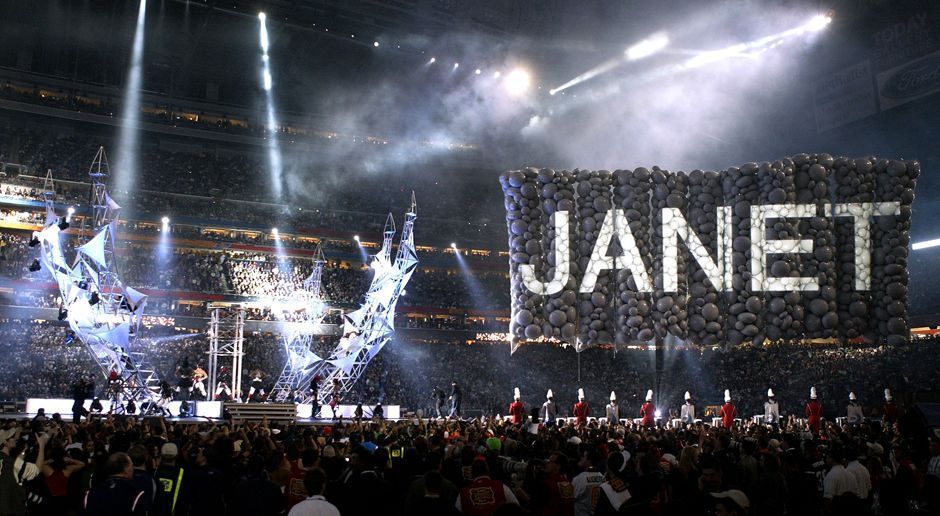 
                <strong>Halftime-Show Super Bowl XXXVIII</strong><br>
                Der eigentliche Haupt-Act beim Super Bowl 2004 in Houston war Janet Jackson. Die inzwischen 51-jährige Schwester des "King of Pop" Michael Jackson war damals eine der größten und erfolgreichsten weiblichen Stars der Musik-Szene.
              