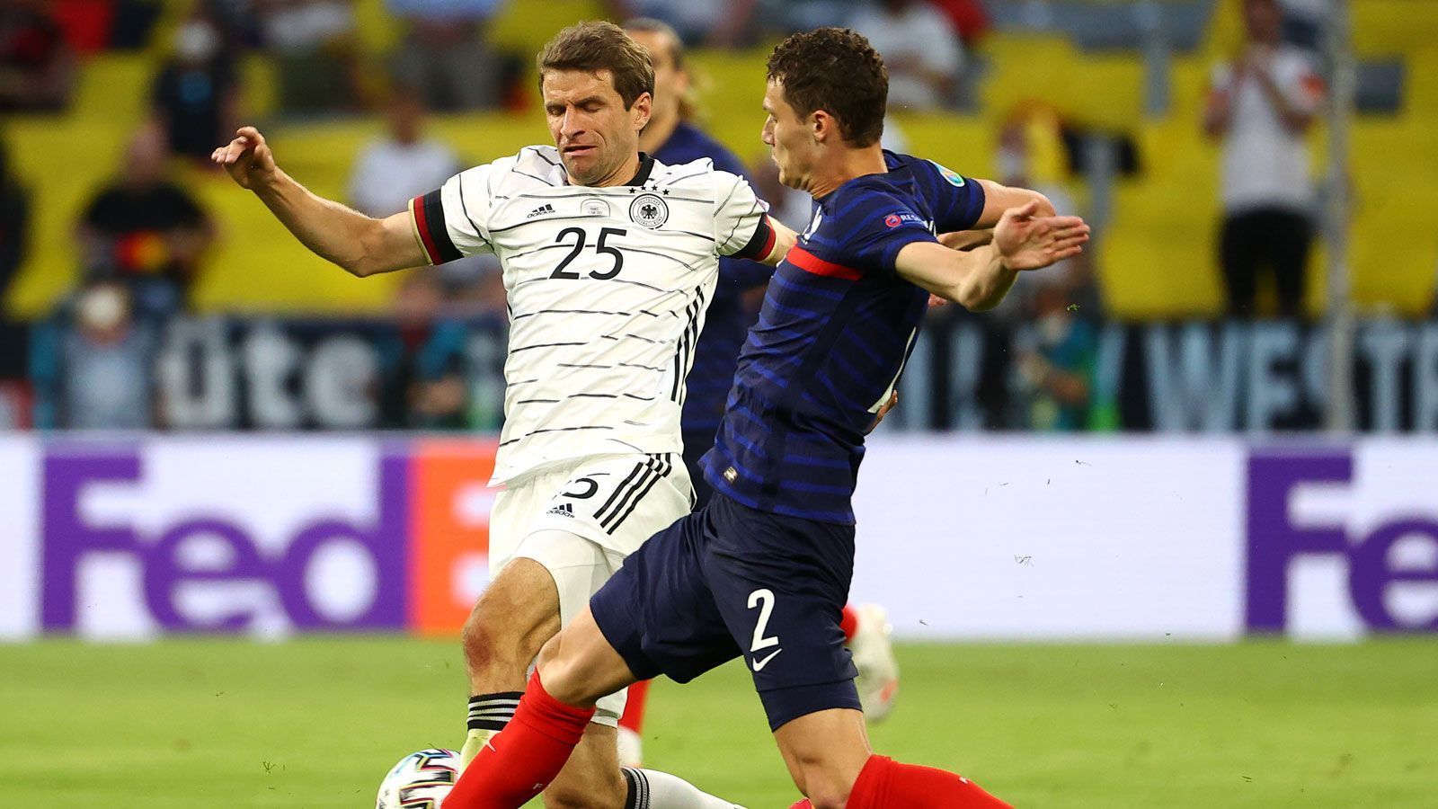 
                <strong>Thomas Müller (Deutschland)</strong><br>
                "Radio Müller" war an diesem Abend in der Allianz Arena mal wieder "on air". Ist immer mal wieder mit seinen lautstarken Kommandos bis oben auf die Tribüne zu hören. Spielerisch - bis auf einen halbwegs gefährlichen Kopfball - leider arg unauffällig. ran-Note: 4
              