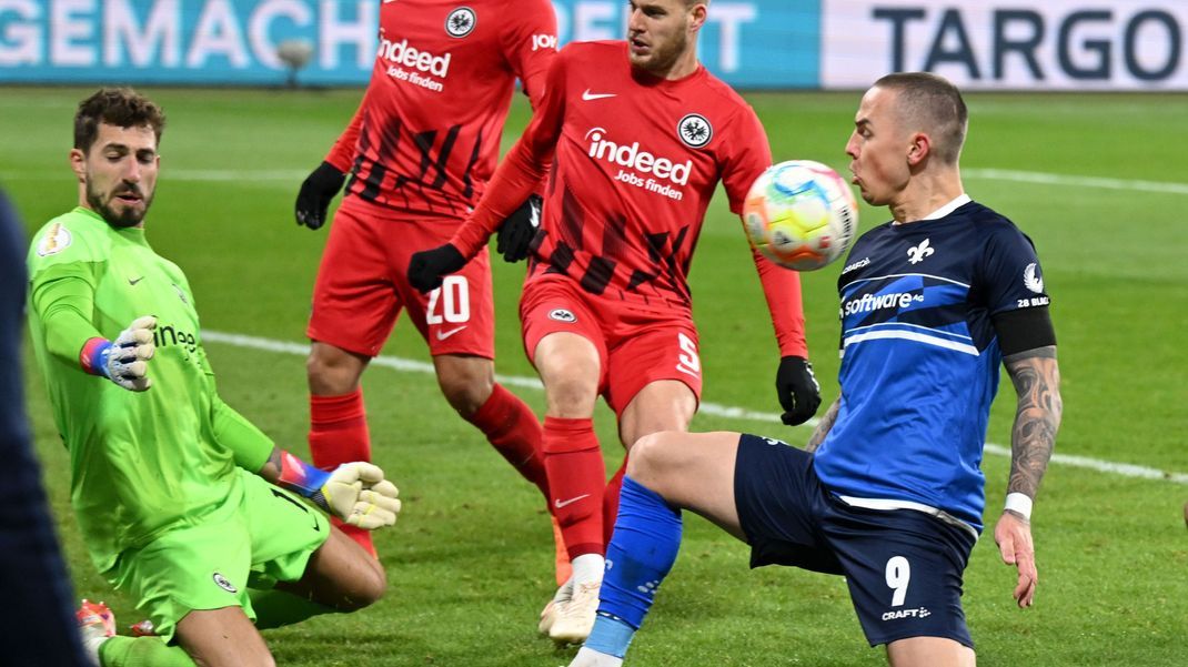 Frankfurts Torwart Kevin Trapp (l) und Darmstadts Phillip Tietz (r) kämpfen um den Ball.