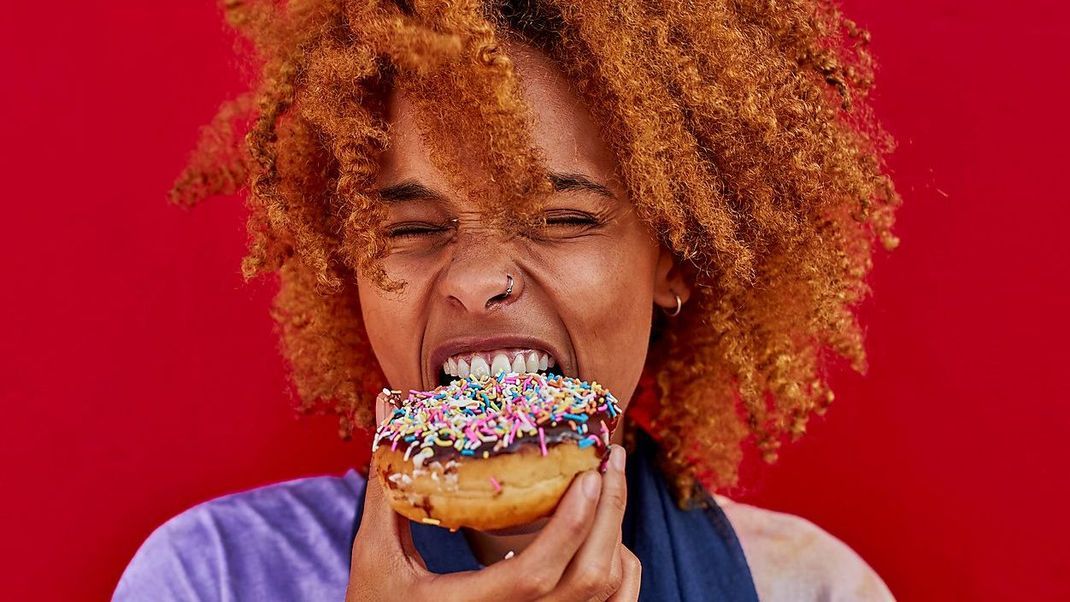 Wenn der Heißhunger kommt, dann muss ganz schnell was Süßes her? Wir klären, wie die plötzliche Lust auf Zucker entsteht - und was dagegen hilft. 
