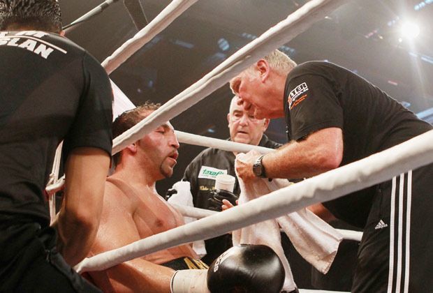 
                <strong>Der Boxsport trauert um Fritz Sdunek</strong><br>
                Von der Pratzenarbeit konnte Sdunek, den es an freien Tagen gern an die Ostsee zog, nie ganz lassen. Zuletzt betreute er die Ex-Weltmeister Firat Arslan (l.) und Ruslan Tschagajew. "In meiner Brust schlägt nun einmal ein Boxerherz" so Sdunek.
              