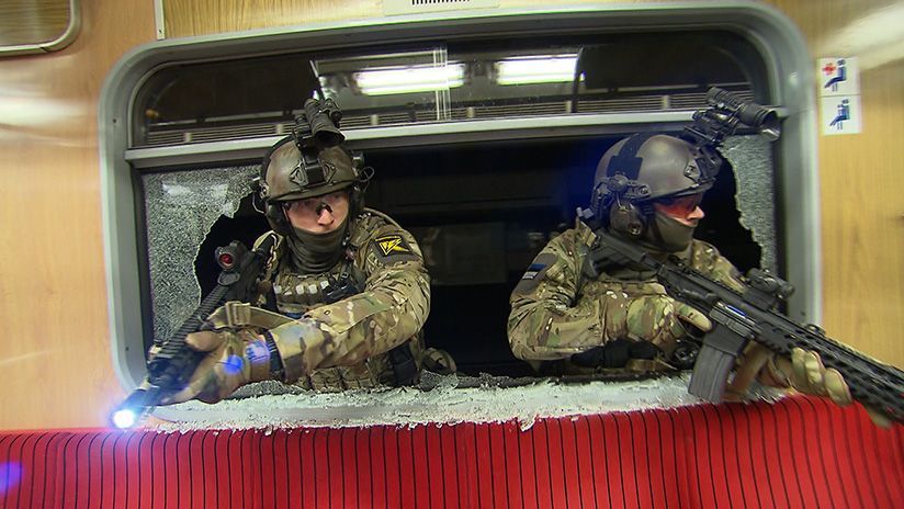 Die Spezial Einheiten stehen vor einem koordinierten Zugriff auf die entführte U-Bahn. Die Lage ist äußerst schwierig. Der Einsatz muss bei völliger Dunkelheit ablaufen.