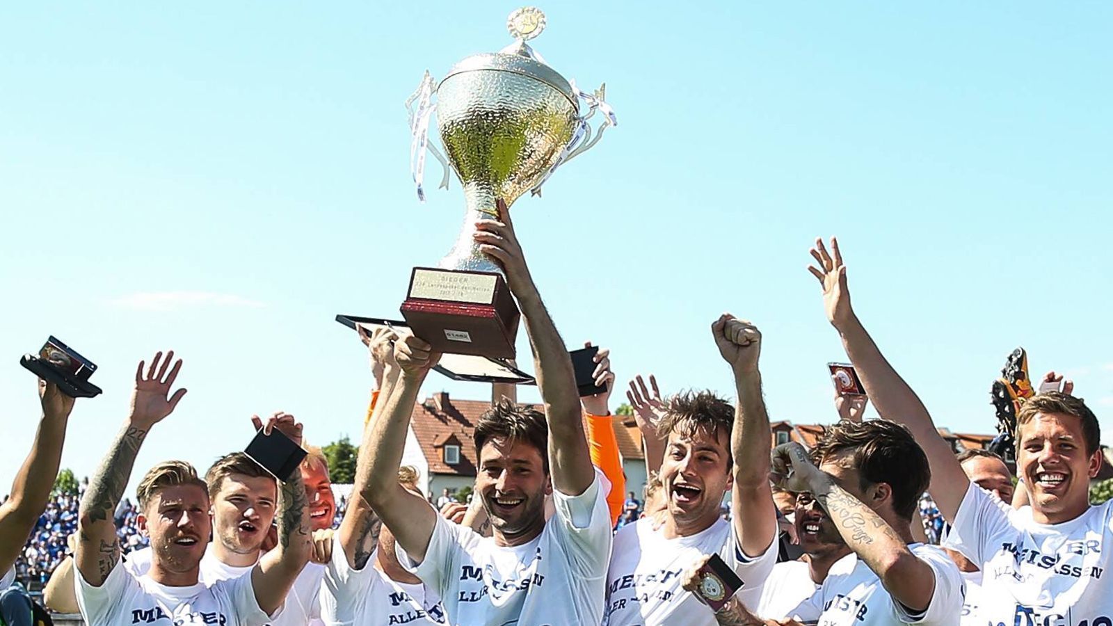 
                <strong>Wer qualifiziert sich für den DFB-Pokal? Die 21 Landespokal-Finalspiele</strong><br>
                Samstag stehen die Amateure im Mittelpunkt. 19 der insgesamt 21 Landespokal-Finalspiele werden über den ganzen Tag verteilt ausgetragen. Die Sieger qualifizieren sich für den DFB-Pokal. ran.de verrät, welche Vereine aufeinandertreffen und gegen welchen Profiklubs der jeweilige Sieger im DFB-Pokal antreten darf.
              