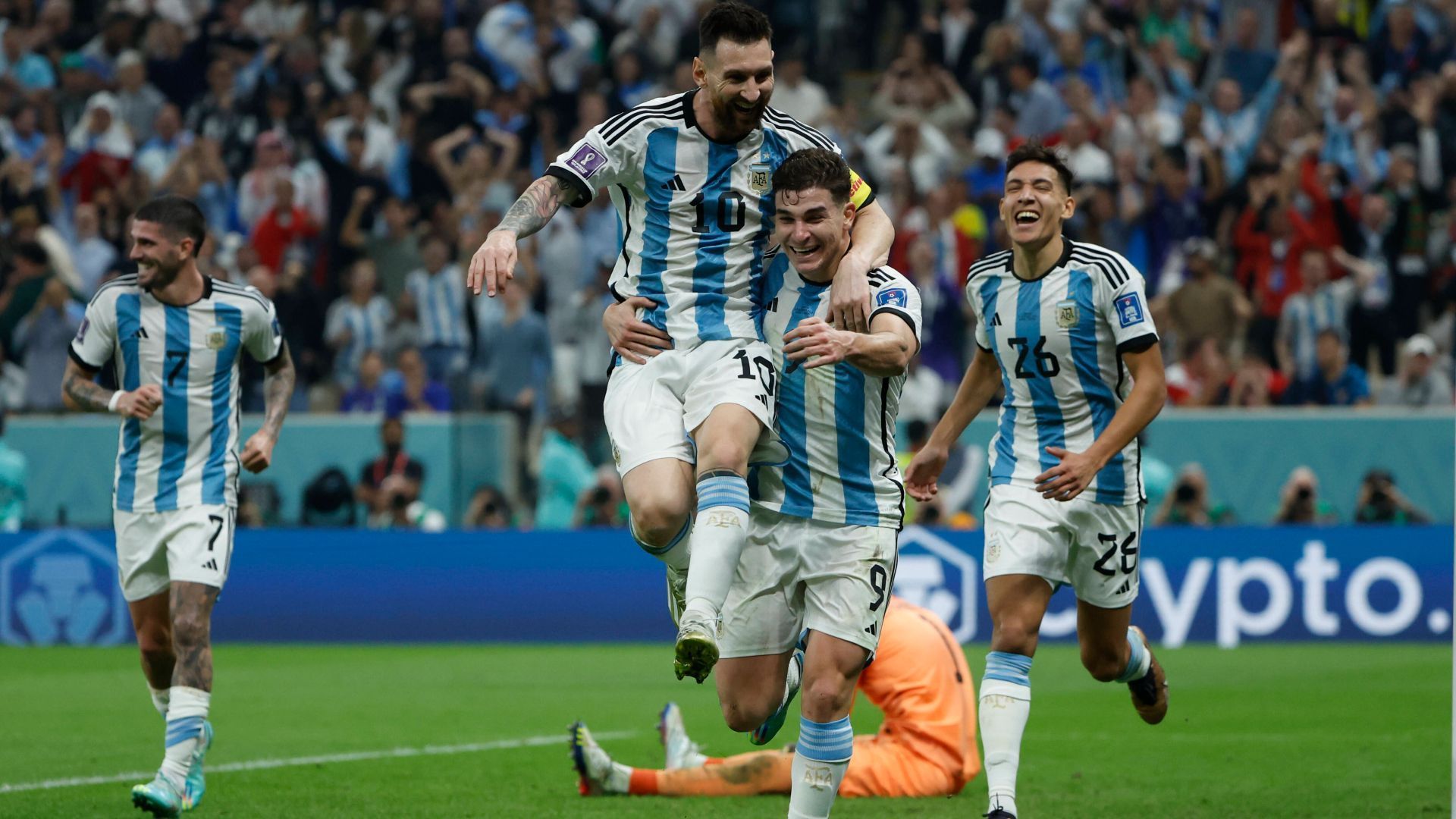 
                <strong>Cronica (Argentinien)</strong><br>
                "Wahnsinn! Argentinien besiegt Kroatien nach einem magischen Spiel von Lionel Messi und einem eiskalten Julian Alvarez"
              