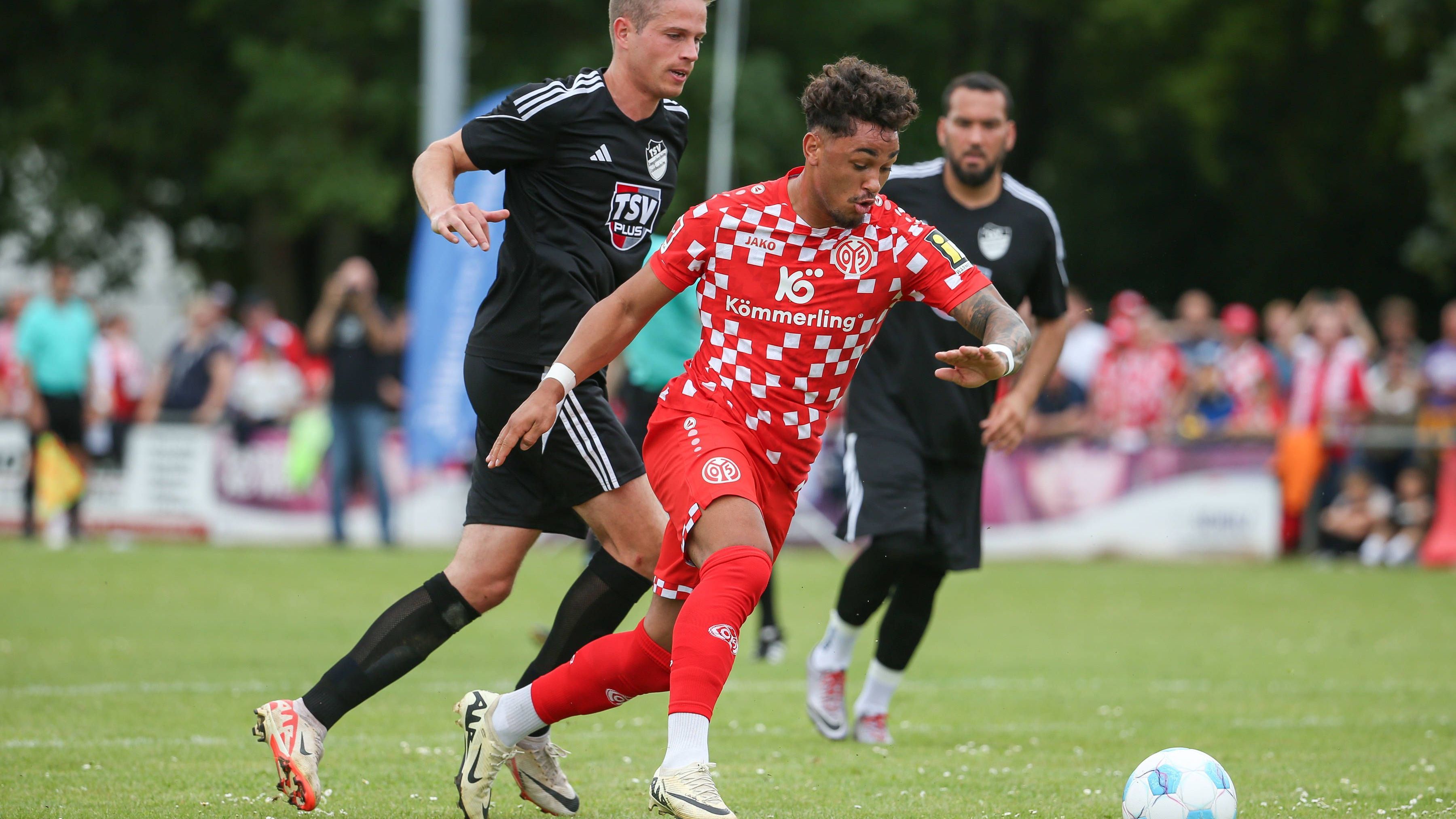 <strong>Armindo Sieb (1. FSV Mainz 05)</strong><br>Der Offensivmann präsentierte sich von 2022 an über zwei Jahre beim Zweitligisten Greuther Fürth richtig gut. Daher nahmen die Münchner die Rückkaufoption wahr. Nun soll der 21-Jährige in Mainz auf Bundesliga-Niveau seine Klasse beweisen. Die Leihe ist zunächst für zwei Jahre festgelegt, danach hat Mainz eine Kaufoption - und der FCB wieder eine Rückkaufoption.