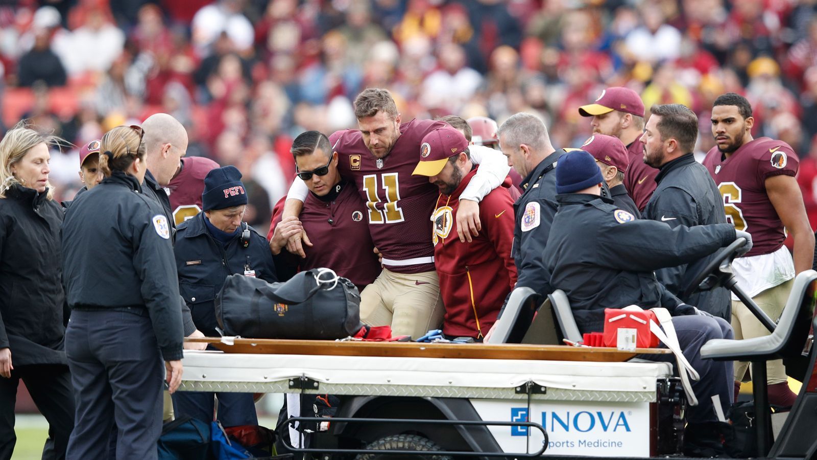 
                <strong>Alex Smith (Washington Redskins)</strong><br>
                Alex Smith fällt für den Rest der Saison aus. Der Quarterback der Washington Redskins brach sich bei der Niederlage gegen die Houston Texans in Week 11 das Schien- und Wadenbein und muss operiert werden. Texans-Pass-Rusher JJ Watt war bei einem Sack auf Smiths rechtes Bein gefallen. Der 34-jährige Signal Caller kam in seiner ersten Saison in Washington auf zehn Touchdowns und fünf Interceptions.
              