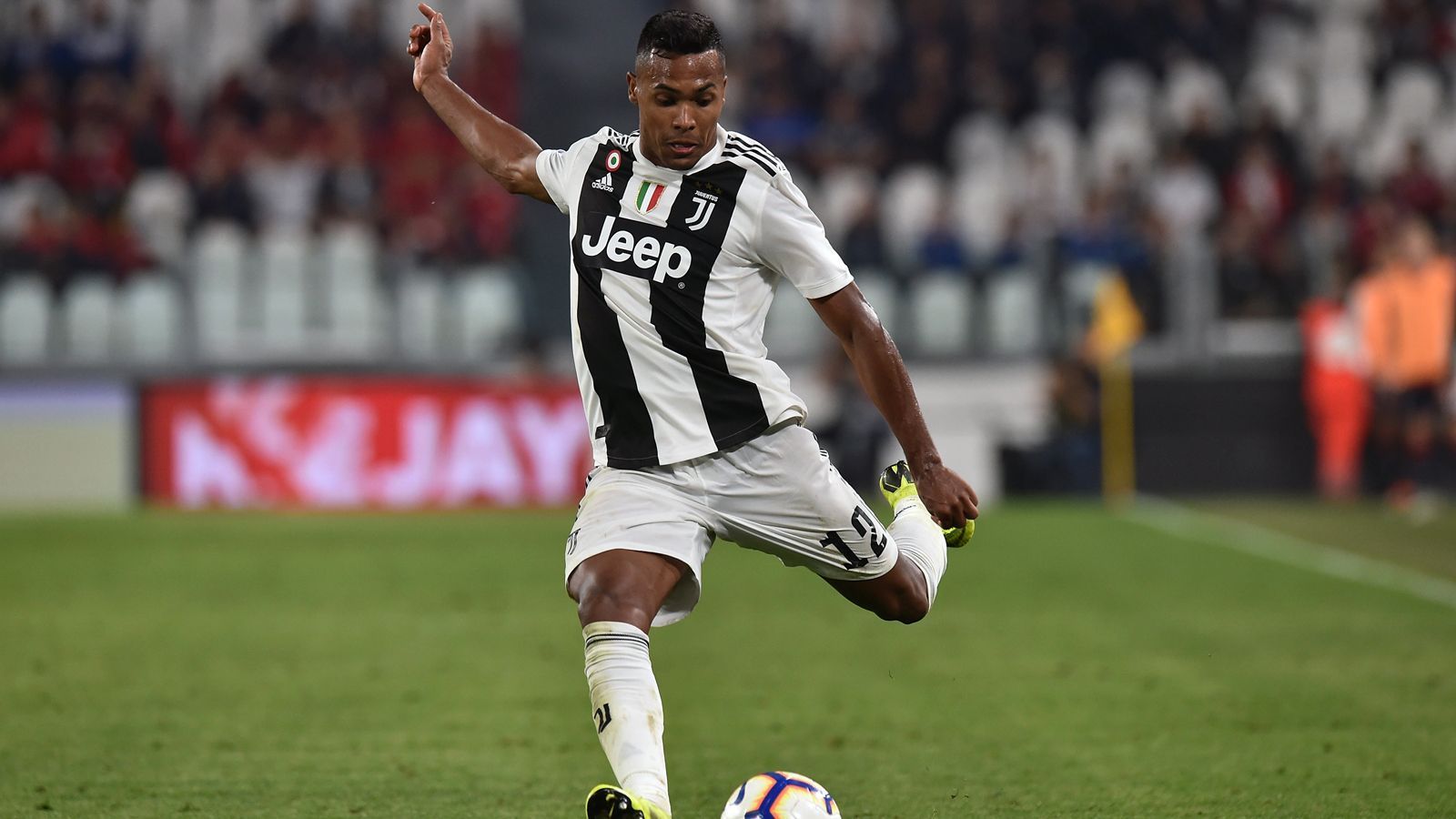 
                <strong>Alex Sandro (Juventus Turin)</strong><br>
                Nach vier Lehrjahren in Porto (2011-2015) entwickelte sich der Brasilianer Alex Sandro anschließend bei Juventus Turin zu einem der besten Linksverteidiger der Welt. Nach zwei Meistertiteln in Portugal ging das Titel sammeln für den heute 27-Jährigen in der Serie A einfach munter weiter, wo er mit der "Alten Dame" seit seinem Wechsel nach Italien jedes Jahr den nationalen Meistertitel einfuhr. Die angeblich 26 Millionen Euro Ablöse, die die Turiner 2015 für Alex Sandro auf den Tisch gelegt haben sollen, haben sich also längst bezahlt gemacht. Nur in der Nationalmannschaft Brasiliens, der sogenannten Selecao, konnte er noch nicht so richtig Fuß fassen. Dort hat Alex Sandro nämlich mit Marcelo von Real Madrid einen bärenstarken Konkurrenten auf seiner Position. 
              