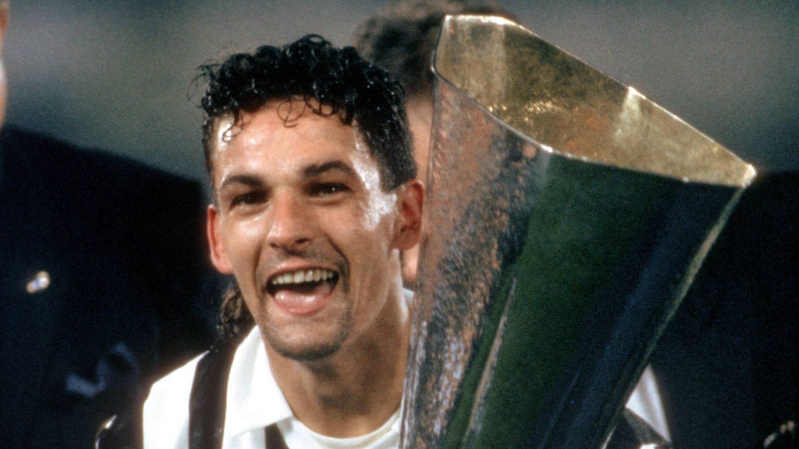 
                <strong>1993: Roberto Baggio (Juventus Turin)</strong><br>
                2. Platz: Dennis Bergkamp (Inter Mailand)3. Platz: Eric Cantona (Manchester United)
              