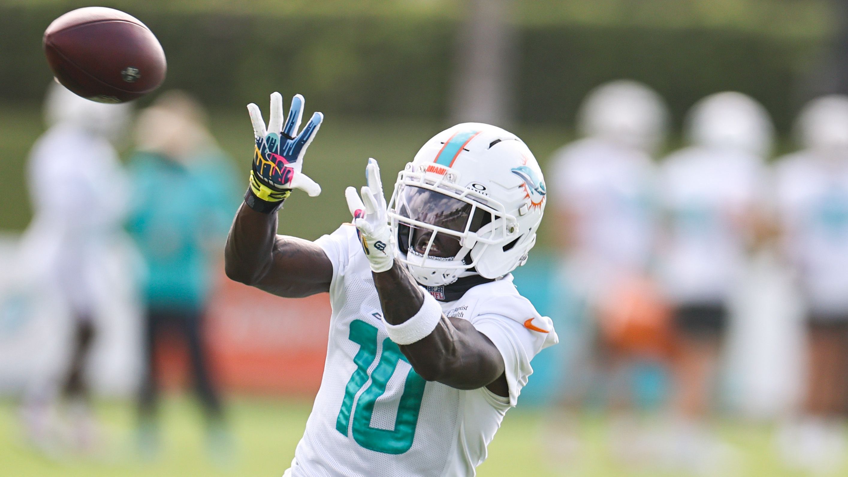 <strong>Tyreek Hill (Miami Dolphins, 11.098 Yards)</strong><br>Auch wenn Hill im vergangenen Jahr immer wieder mit Problemen abseits des Feldes Schlagzeilen machte, zählt er nach wie vor zu den drei schnellsten und explosivsten Receivern der Liga. Hält er seinen Schnitt von rund 1.300 Yards pro Saison noch drei weitere Jahre, dürfte ihm der Einzug in den elitären Kreis kaum zu nehmen sein.