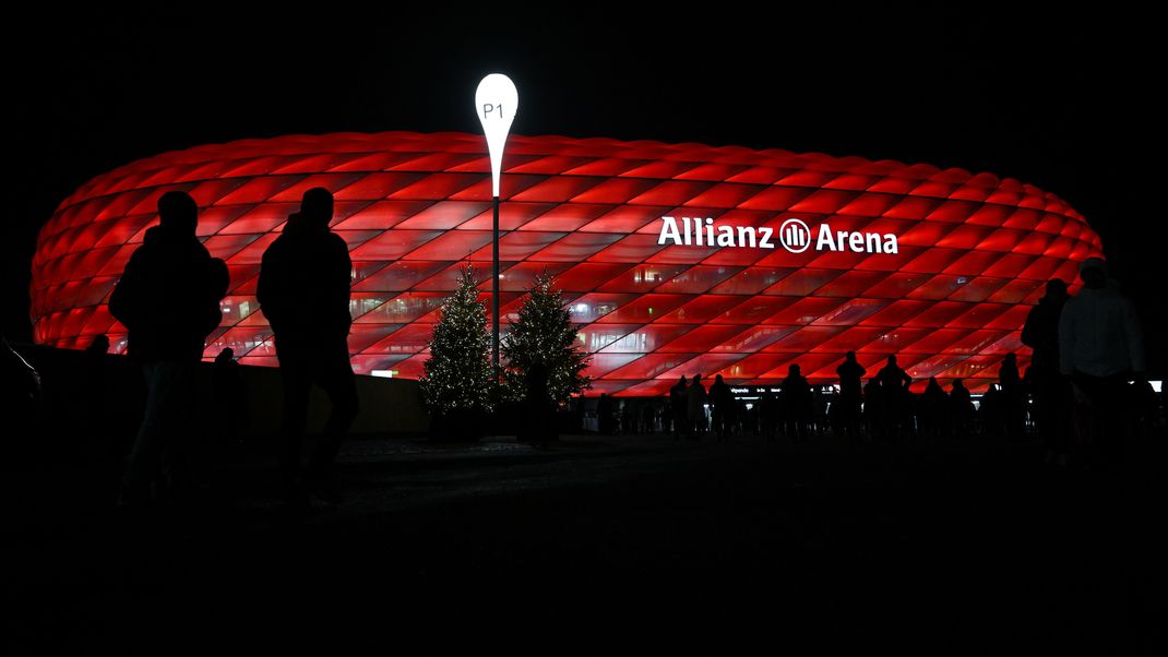 Bundesliga, Bayern München - RB Leipzig, 15. Spieltag in der Allianz Arena. Fans kommen zum Stadion. 