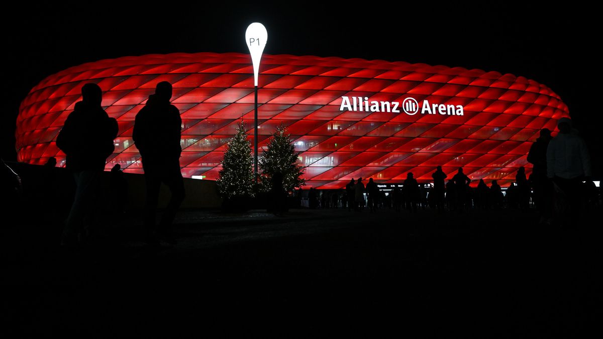 Bundesliga, Bayern München - RB Leipzig, 15. Spieltag in der Allianz Arena. Fans kommen zum Stadion. 